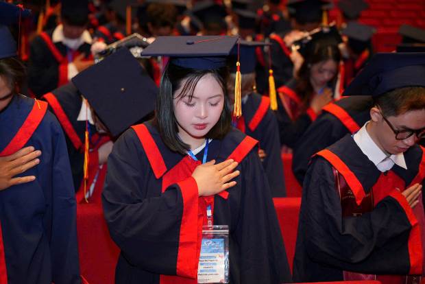 Không chỉ trao bằng tốt nghiệp, FPT Polytechnic tạo nên “ngày hội bước tới tương lai” cho hàng nghìn sinh viên- Ảnh 6. Không chỉ trao bằng tốt nghiệp, FPT Polytechnic tạo nên “ngày hội bước tới tương lai” cho hàng nghìn sinh viên- Ảnh 6.