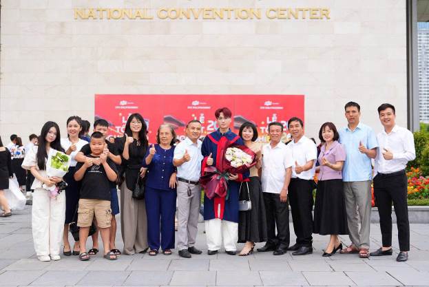 Không chỉ trao bằng tốt nghiệp, FPT Polytechnic tạo nên “ngày hội bước tới tương lai” cho hàng nghìn sinh viên- Ảnh 2. Không chỉ trao bằng tốt nghiệp, FPT Polytechnic tạo nên “ngày hội bước tới tương lai” cho hàng nghìn sinh viên- Ảnh 2.