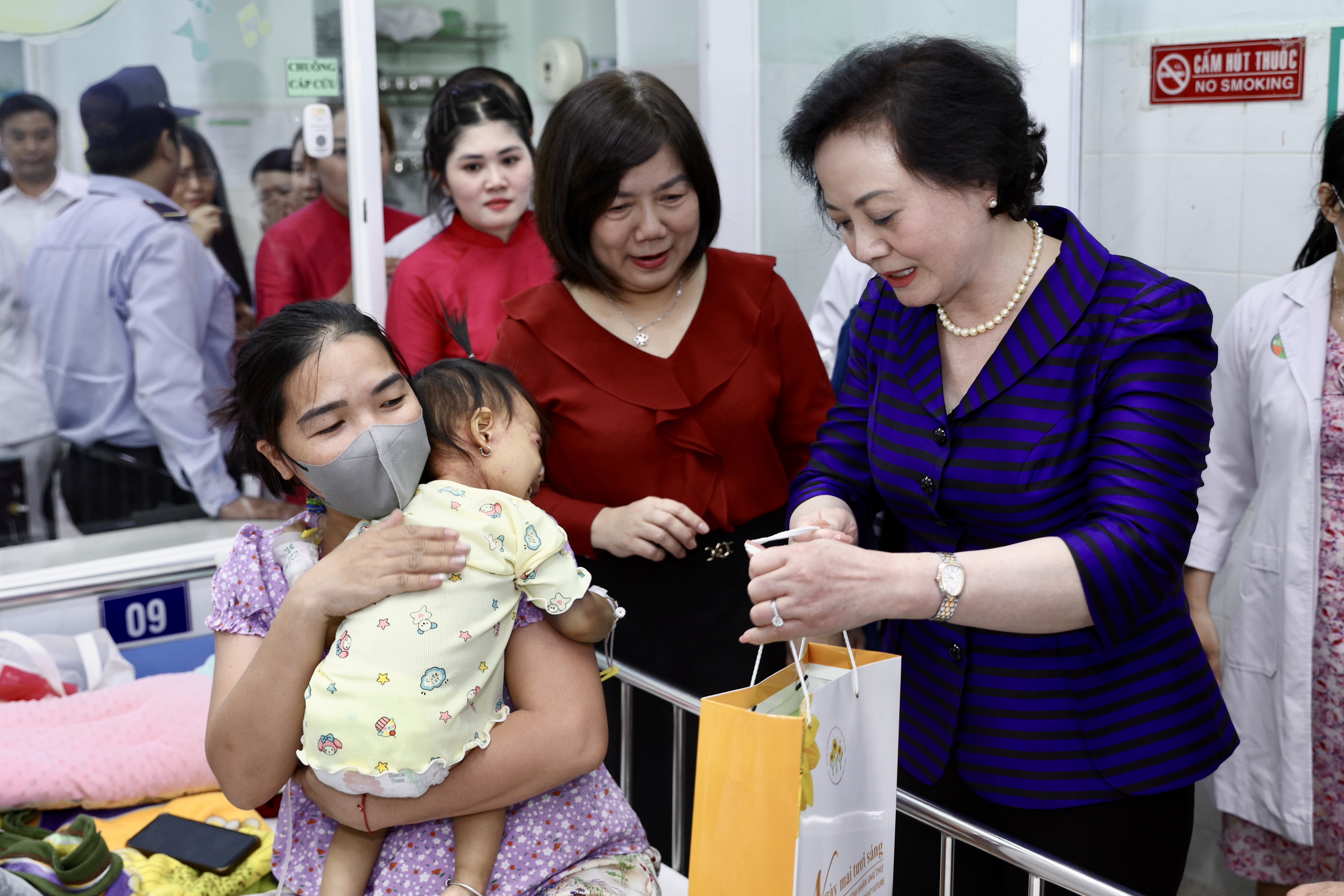 Phó Thủ tướng Phạm Thị Thanh Trà thăm và tặng quà các bệnh nhi nhân ngày 1/6- Ảnh 9. Phó Thủ tướng Phạm Thị Thanh Trà thăm và tặng quà các bệnh nhi nhân ngày 1/6- Ảnh 9.