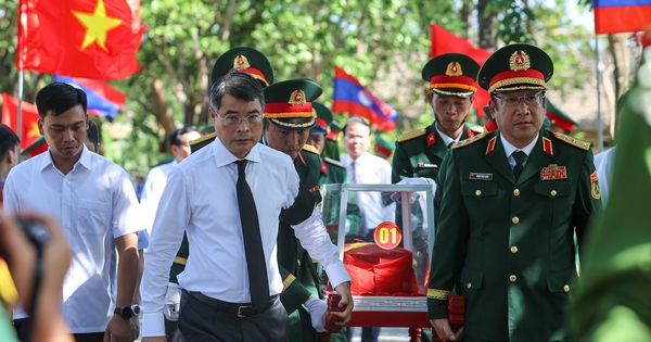 Thủ tướng dự lễ truy điệu, an t&aacute;ng 28 h&agrave;i cốt liệt sĩ qu&acirc;n t&igrave;nh nguyện Việt Nam tại L&agrave;o- Ảnh 1.