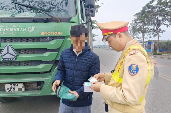 Đề xuất bỏ tạm giữ phương tiện với một số lỗi vi phạm: Phù hợp với thực tiễn - Ảnh 1.