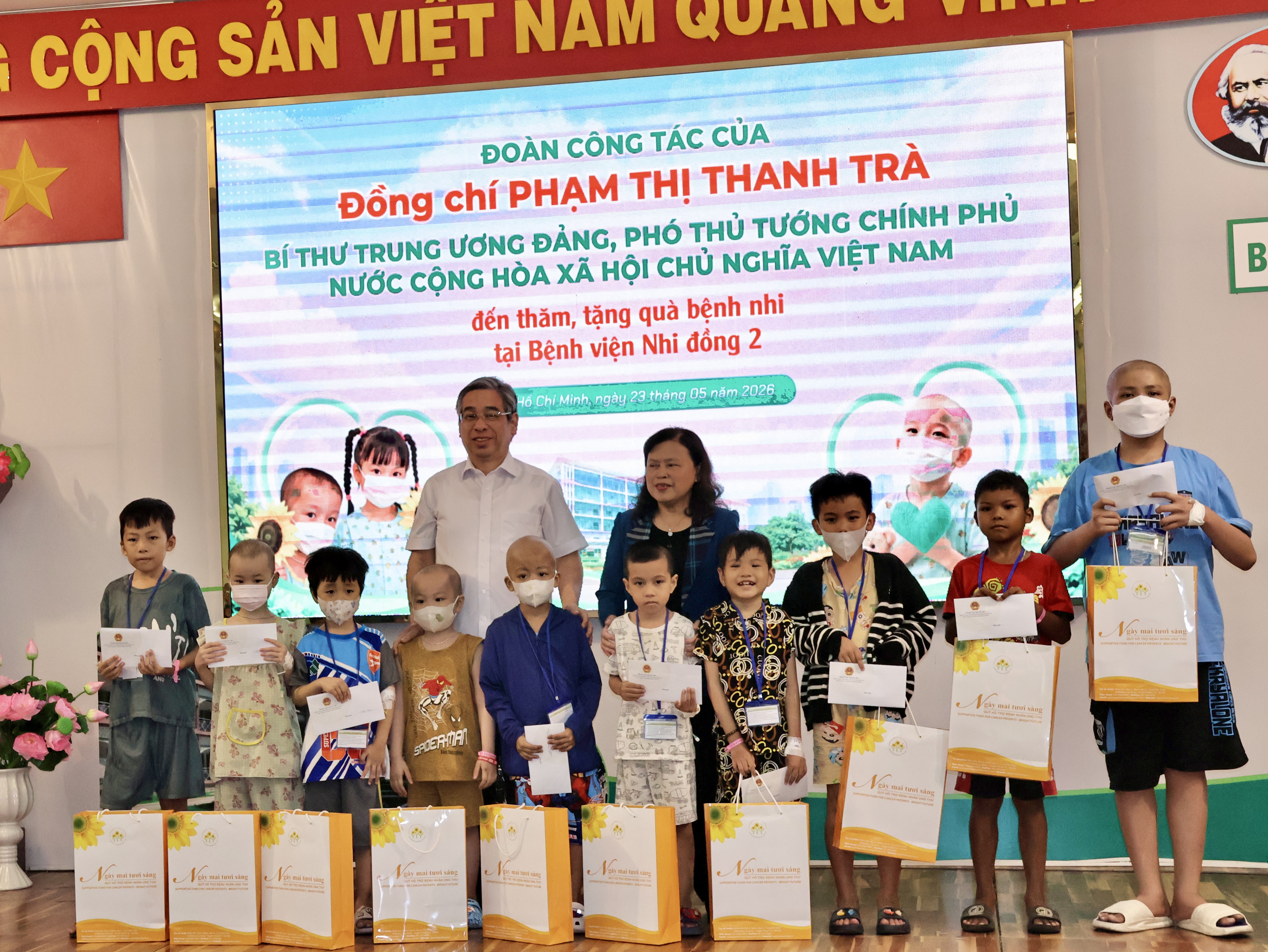 Phó Thủ tướng Phạm Thị Thanh Trà thăm và tặng quà các bệnh nhi nhân ngày 1/6- Ảnh 4. Phó Thủ tướng Phạm Thị Thanh Trà thăm và tặng quà các bệnh nhi nhân ngày 1/6- Ảnh 4.