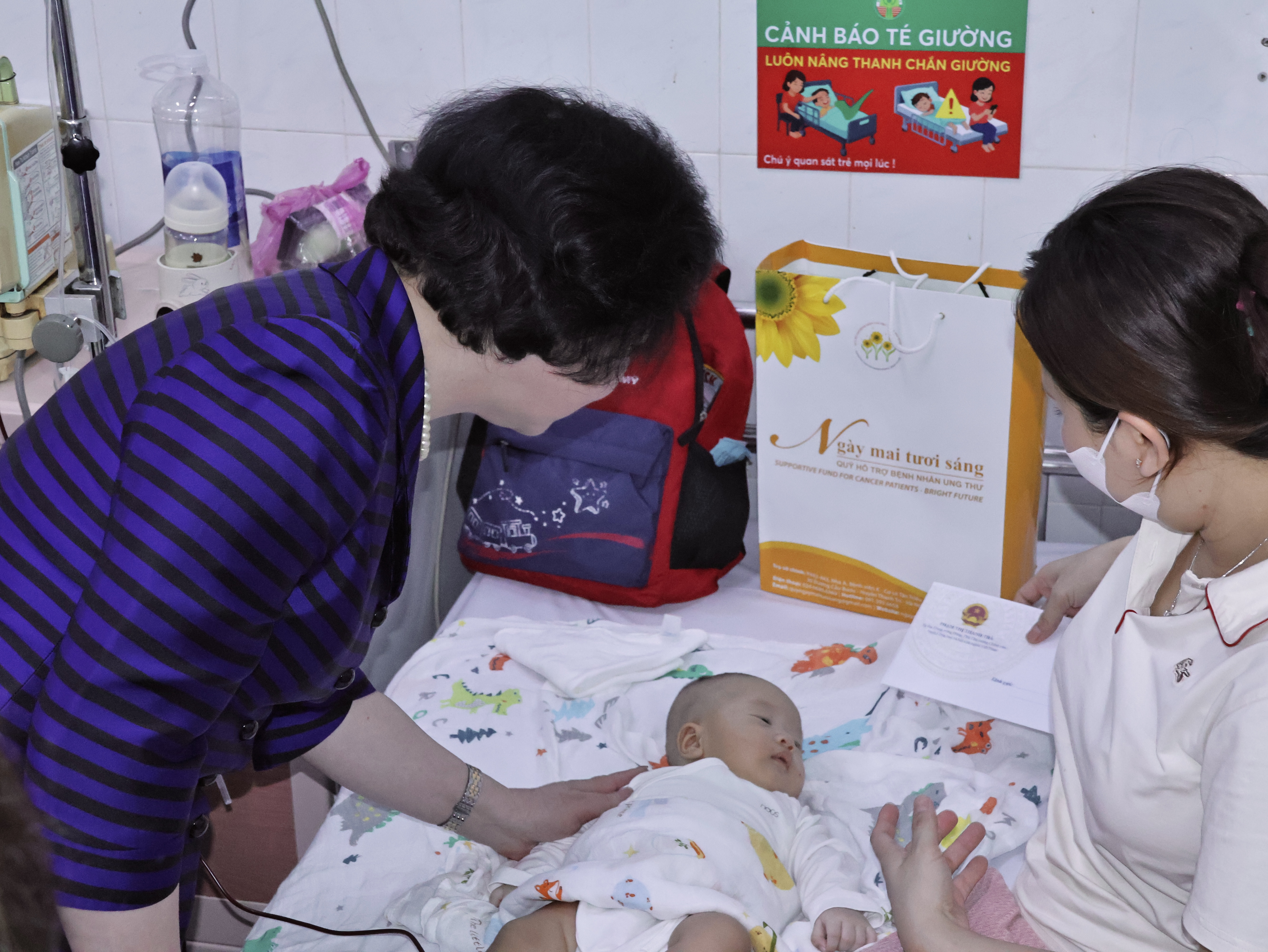 Phó Thủ tướng Phạm Thị Thanh Trà thăm và tặng quà các bệnh nhi nhân ngày 1/6- Ảnh 8. Phó Thủ tướng Phạm Thị Thanh Trà thăm và tặng quà các bệnh nhi nhân ngày 1/6- Ảnh 8.