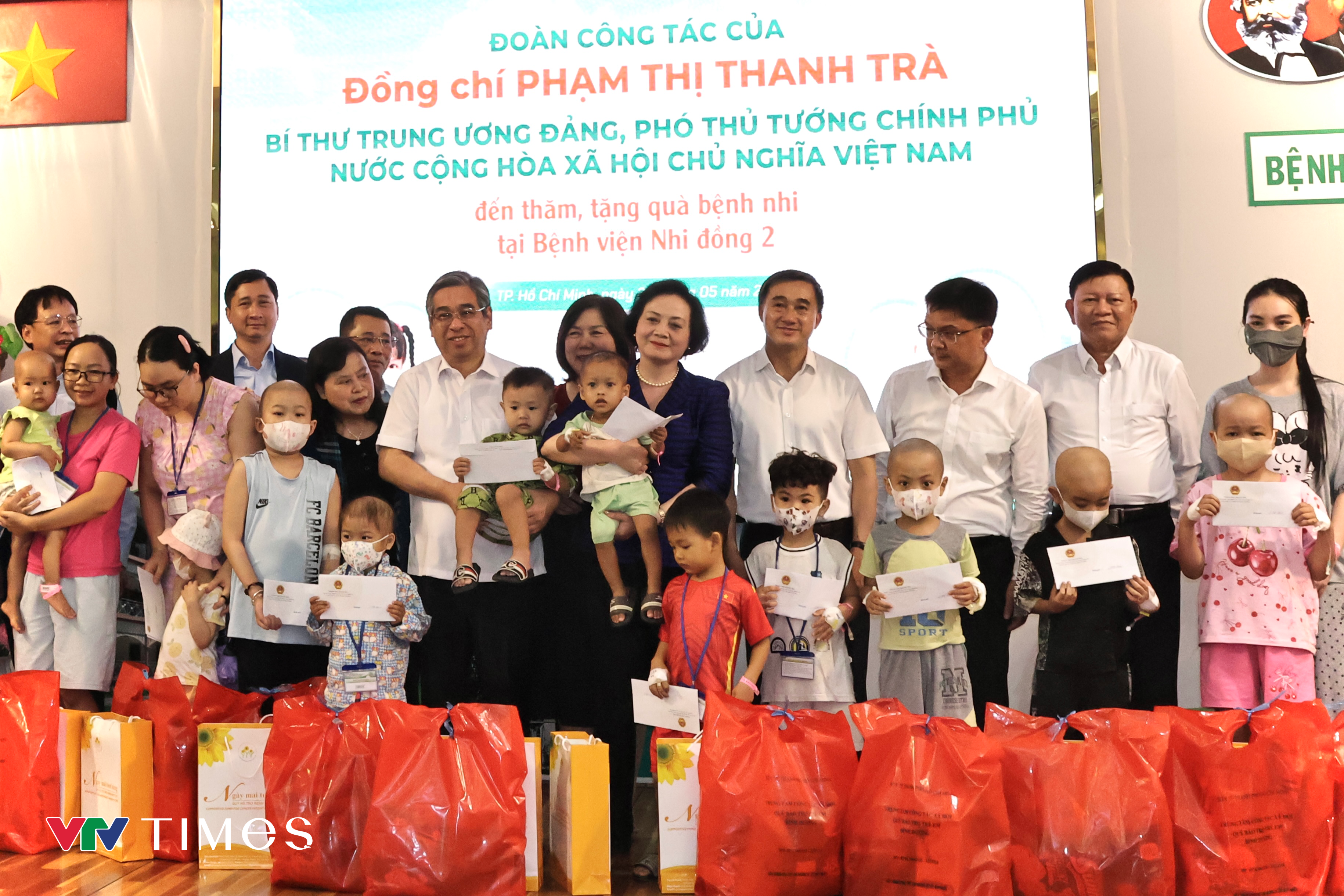 Phó Thủ tướng Phạm Thị Thanh Trà thăm và tặng quà các bệnh nhi nhân ngày 1/6- Ảnh 2. Phó Thủ tướng Phạm Thị Thanh Trà thăm và tặng quà các bệnh nhi nhân ngày 1/6- Ảnh 2.