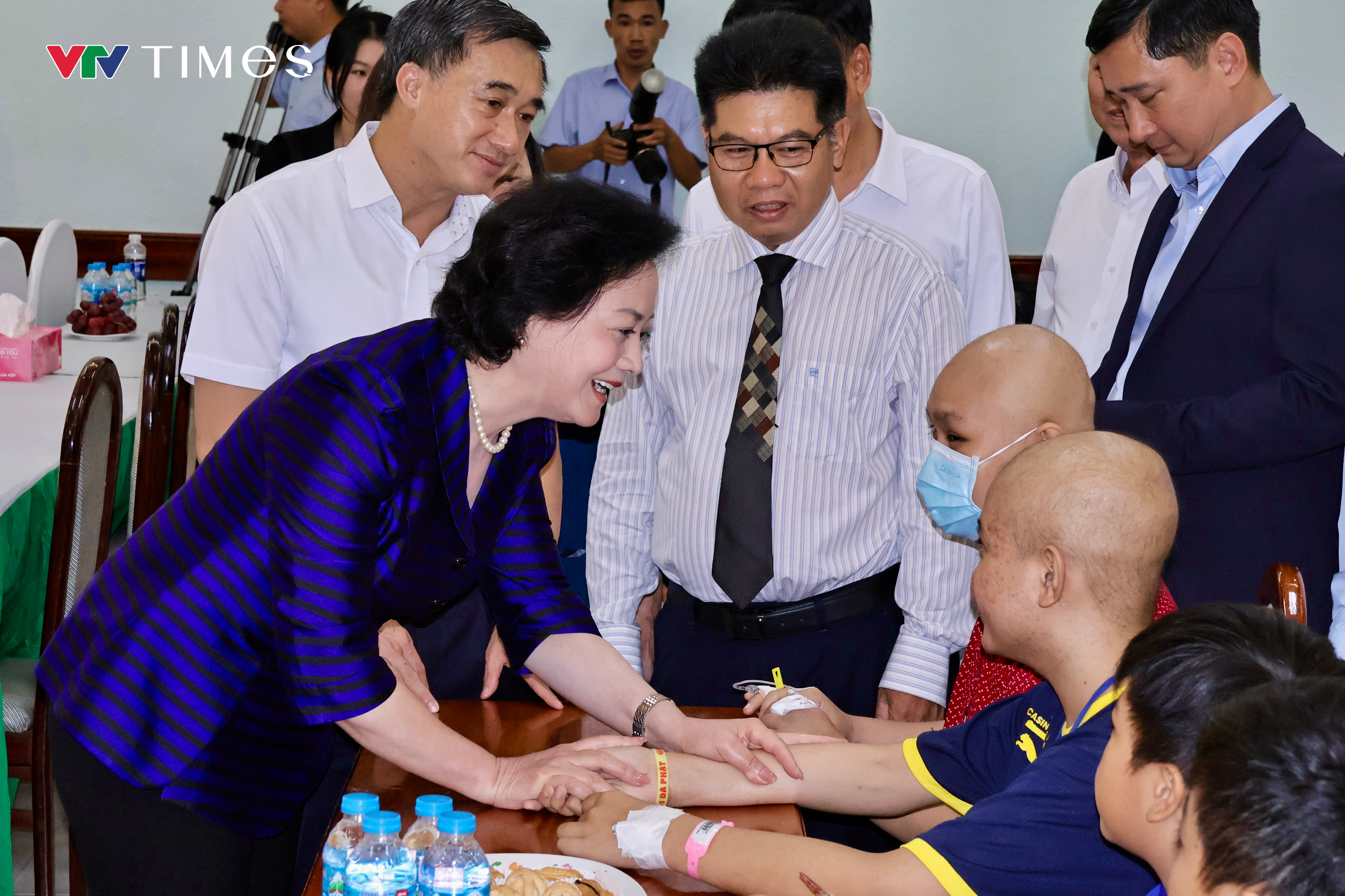 Phó Thủ tướng Phạm Thị Thanh Trà thăm và tặng quà các bệnh nhi nhân ngày 1/6- Ảnh 1. Phó Thủ tướng Phạm Thị Thanh Trà thăm và tặng quà các bệnh nhi nhân ngày 1/6- Ảnh 1.