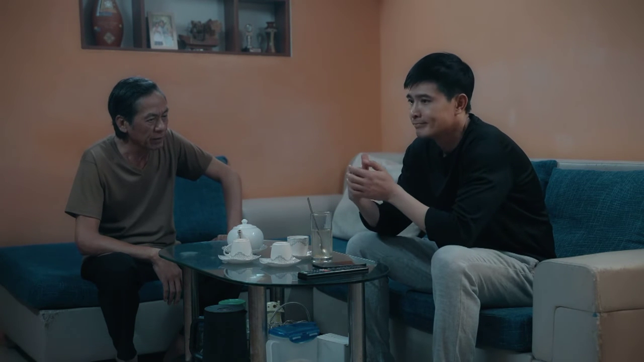 Dưới ô cửa sáng đèn - Tập 4: Vừa cãi nhau với vợ, Dương đã va phải cô gái lạ- Ảnh 8. Dưới ô cửa sáng đèn - Tập 4: Vừa cãi nhau với vợ, Dương đã va phải cô gái lạ- Ảnh 8.