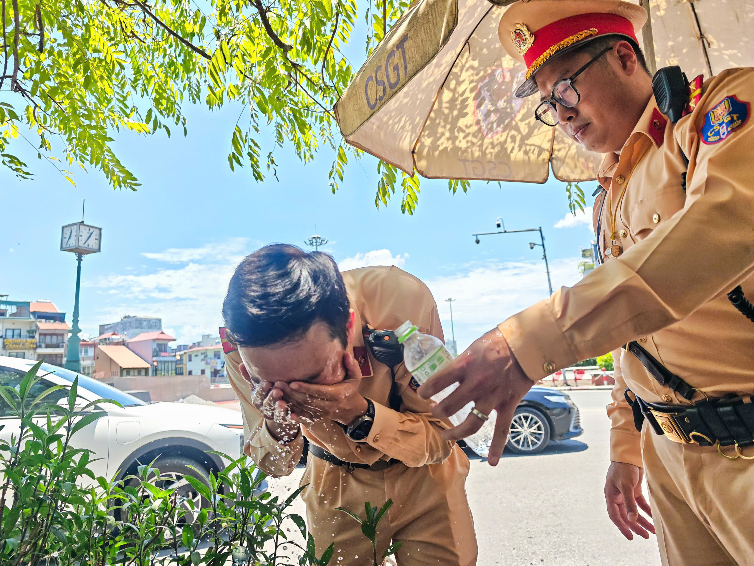 Nắng nóng như "chảo lửa", CSGT bám đường giữ gìn TTATGT - Ảnh 12.