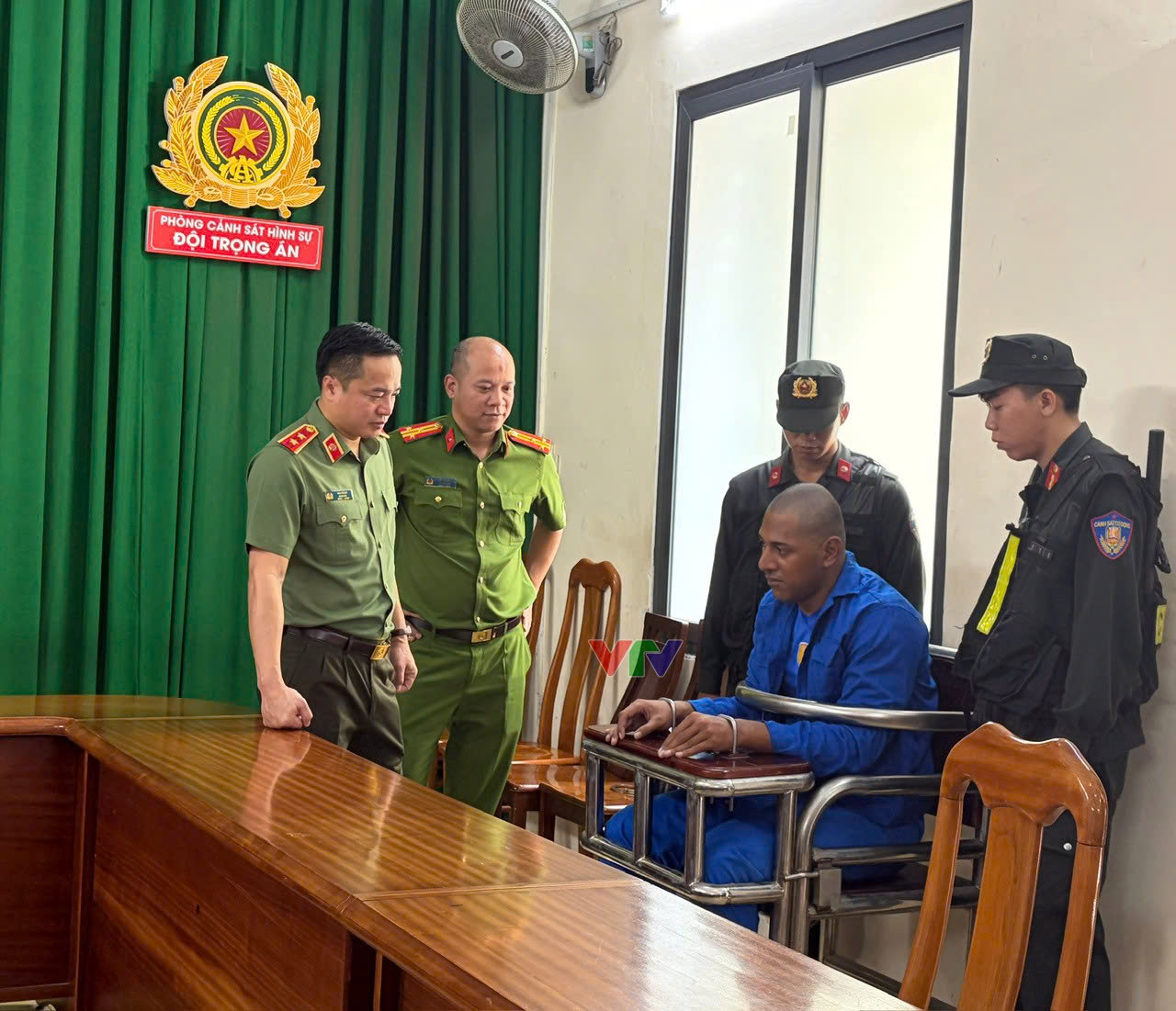 C&ocirc;ng an TP Hồ Ch&iacute; Minh di l&yacute; 2 đối tượng nổ s&uacute;ng giết người chỉ chưa đầy 72 giờ sau g&acirc;y &aacute;n - Ảnh 2.