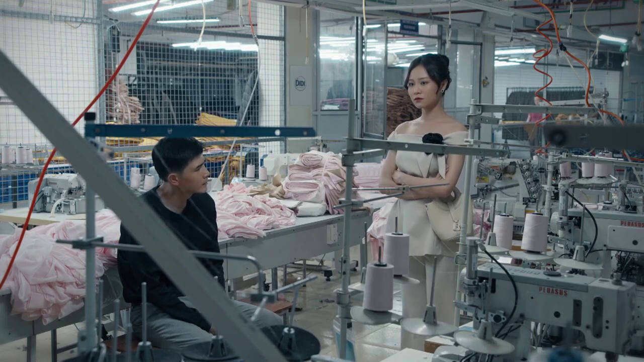 Dưới ô cửa sáng đèn - Tập 5: Vợ khóc thầm vì công việc, chồng cười vì 'say nắng' gái trẻ- Ảnh 4. Dưới ô cửa sáng đèn - Tập 5: Vợ khóc thầm vì công việc, chồng cười vì 'say nắng' gái trẻ- Ảnh 4.