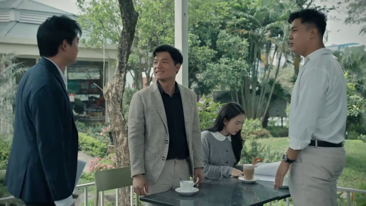 Dưới ô cửa sáng đèn - Tập 5: Vợ khóc thầm vì công việc, chồng cười vì 'say nắng' gái trẻ- Ảnh 5. Dưới ô cửa sáng đèn - Tập 5: Vợ khóc thầm vì công việc, chồng cười vì 'say nắng' gái trẻ- Ảnh 5.