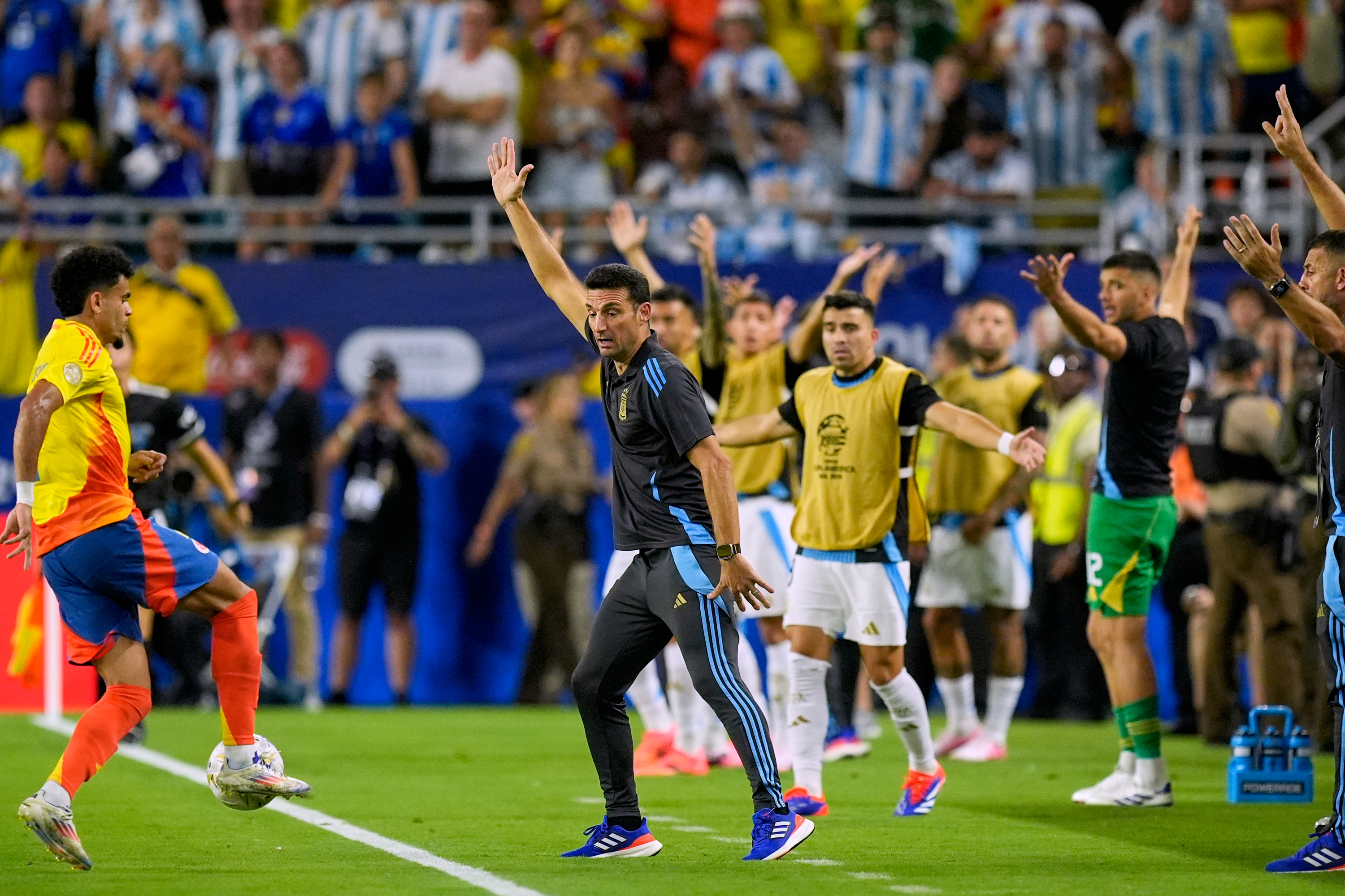 Argentina chuẩn bị bảo vệ chức vô địch World Cup, HLV Lionel Scaloni vẫn bình tĩnh - Ảnh 3.