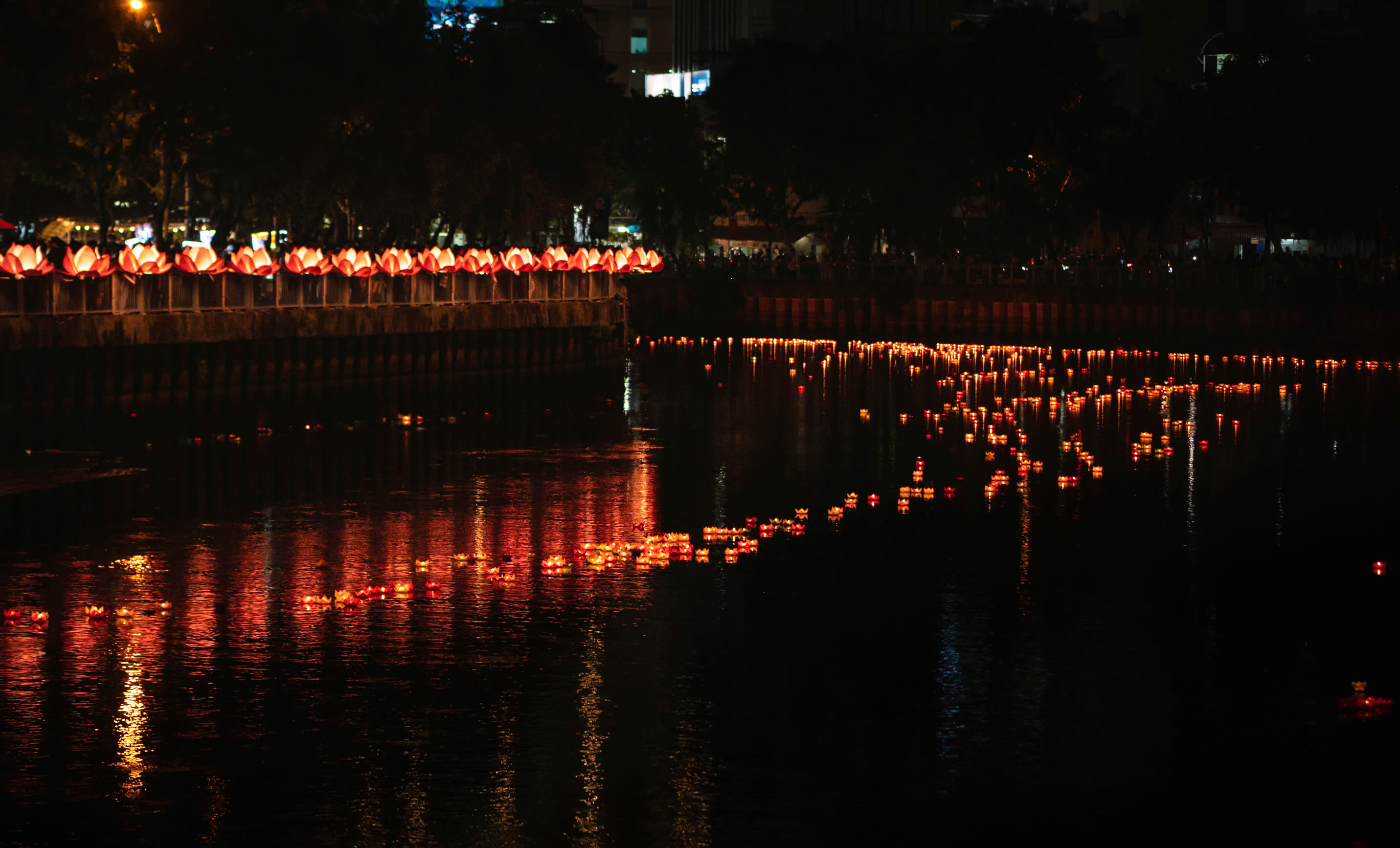TP Hồ Chí Minh: Đêm hội hoa đăng rực rỡ thắp sáng dòng kênh Nhiêu Lộc - Thị Nghè- Ảnh 7. TP Hồ Chí Minh: Đêm hội hoa đăng rực rỡ thắp sáng dòng kênh Nhiêu Lộc - Thị Nghè- Ảnh 7.