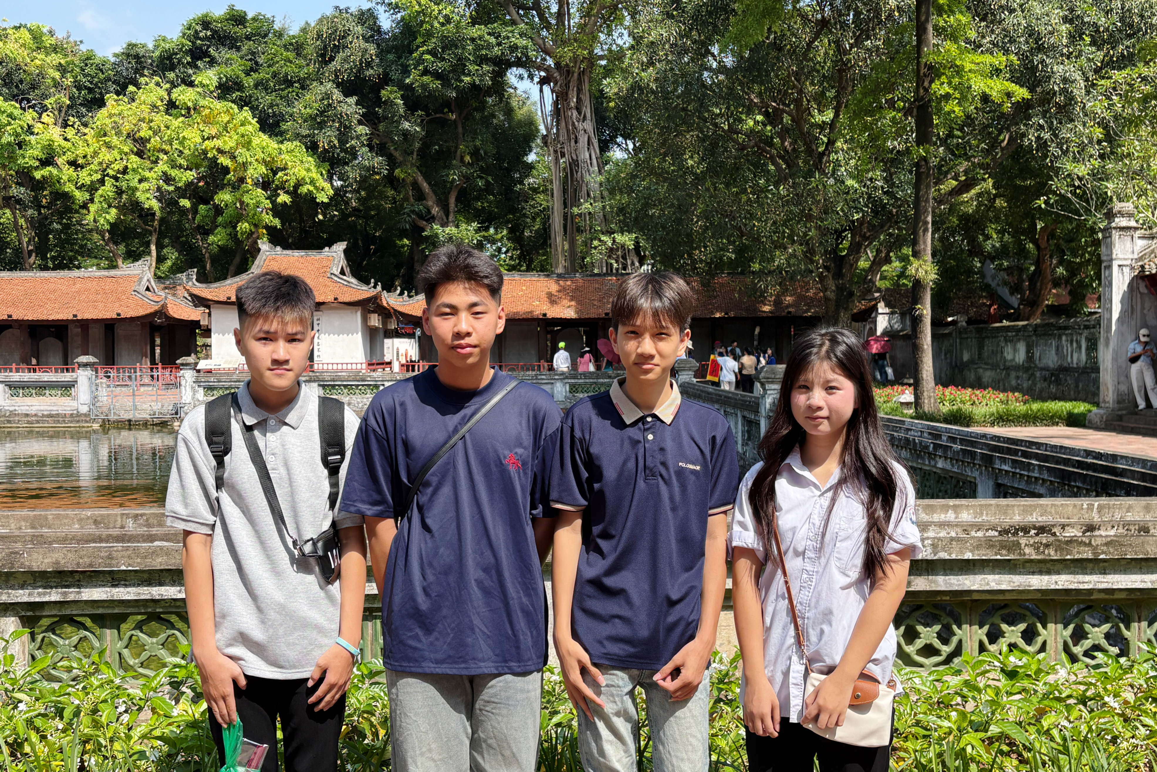Sĩ tử đội nắng tới Văn Miếu - Quốc Tử Gi&aacute;m cầu may trước kỳ thi v&agrave;o lớp 10 - Ảnh 3.