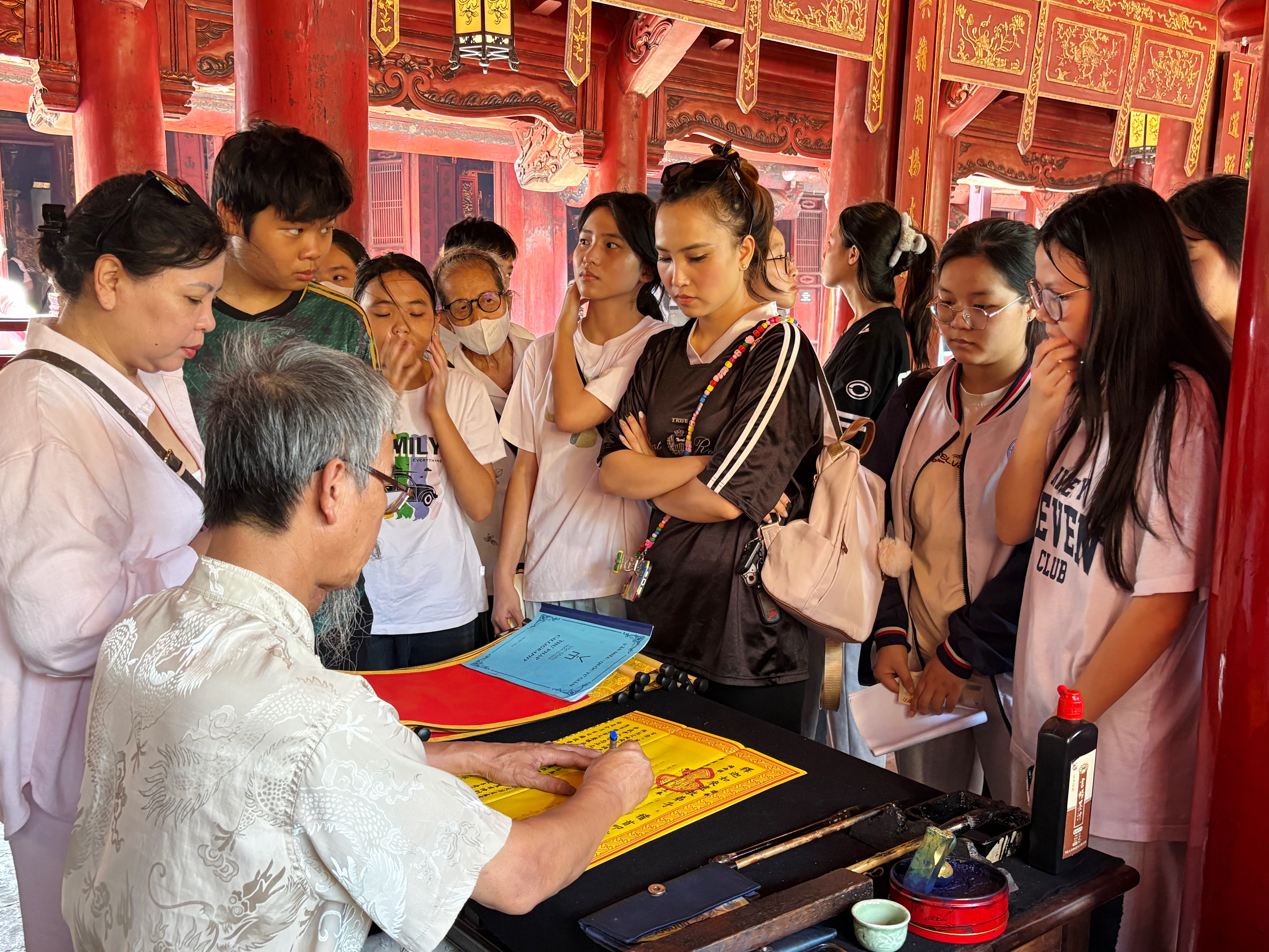 Sĩ tử đội nắng tới Văn Miếu - Quốc Tử Gi&aacute;m cầu may trước kỳ thi v&agrave;o lớp 10 - Ảnh 5.
