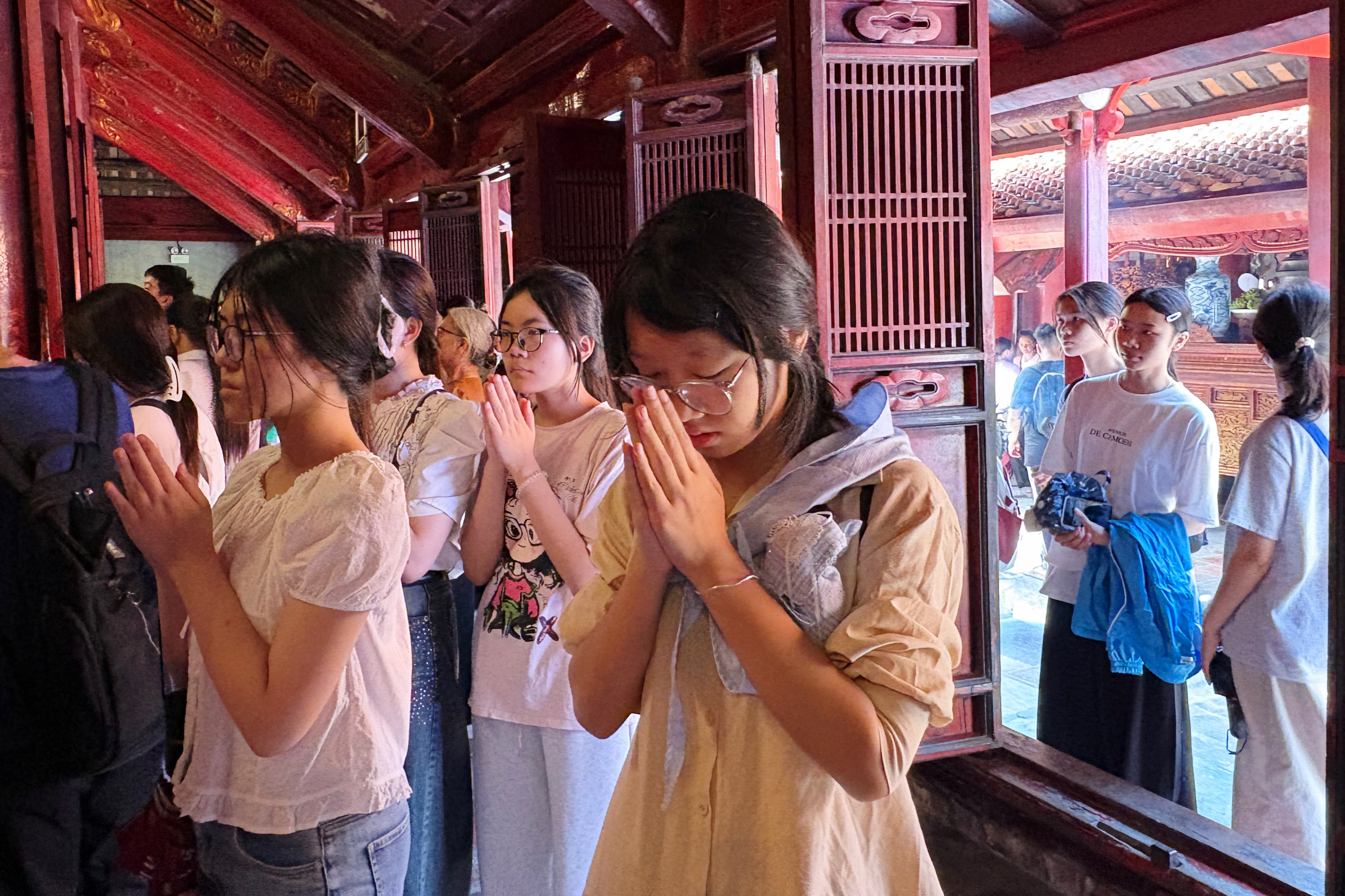 Sĩ tử đội nắng tới Văn Miếu - Quốc Tử Gi&aacute;m cầu may trước kỳ thi v&agrave;o lớp 10 - Ảnh 9.
