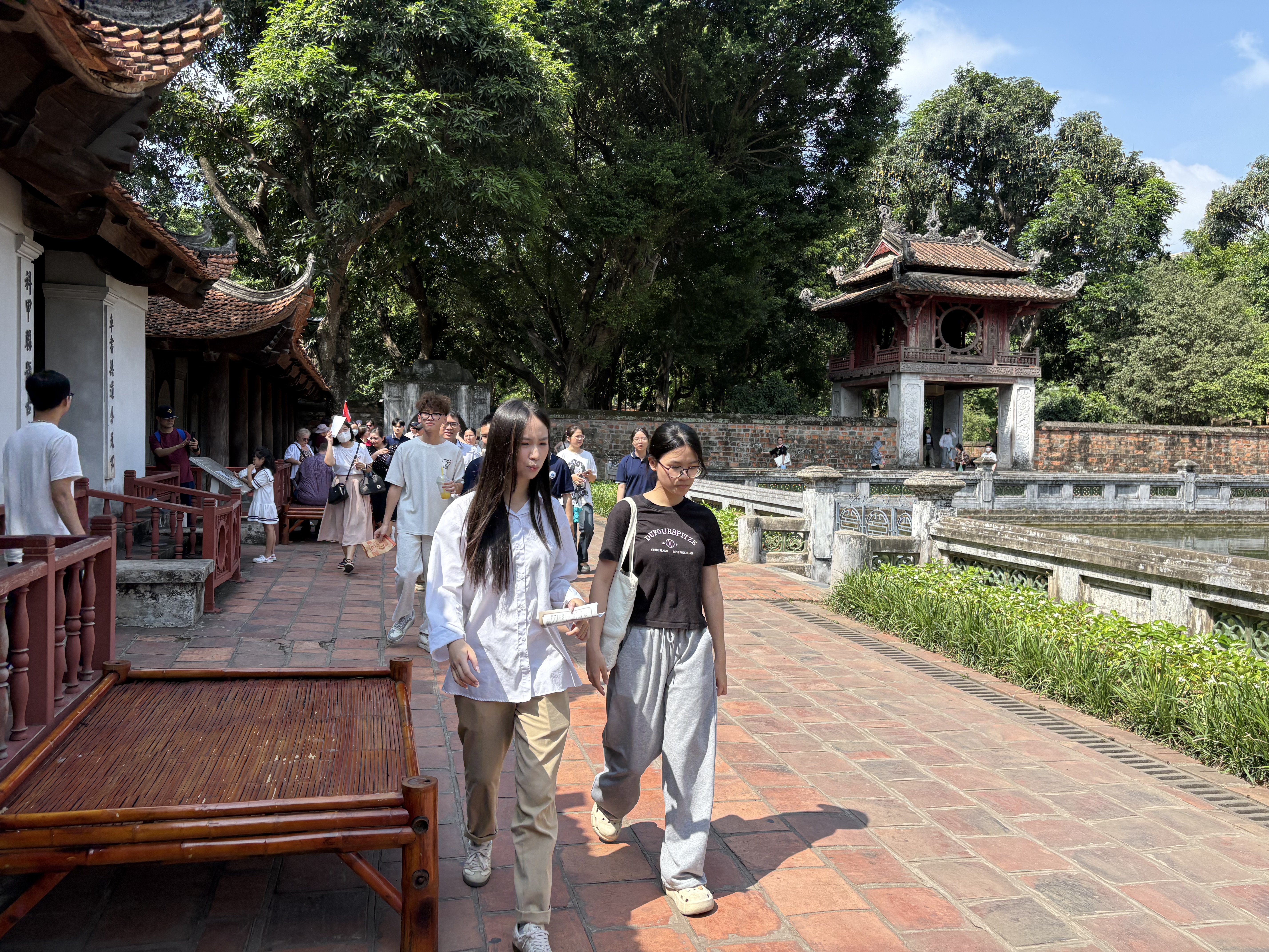 Sĩ tử đội nắng tới Văn Miếu - Quốc Tử Gi&aacute;m cầu may trước kỳ thi v&agrave;o lớp 10 - Ảnh 2.