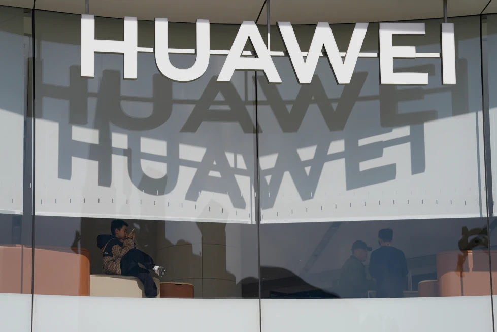 Huawei tìm hướng đi mới trước lệnh cấm chip của Mỹ - Ảnh 1.