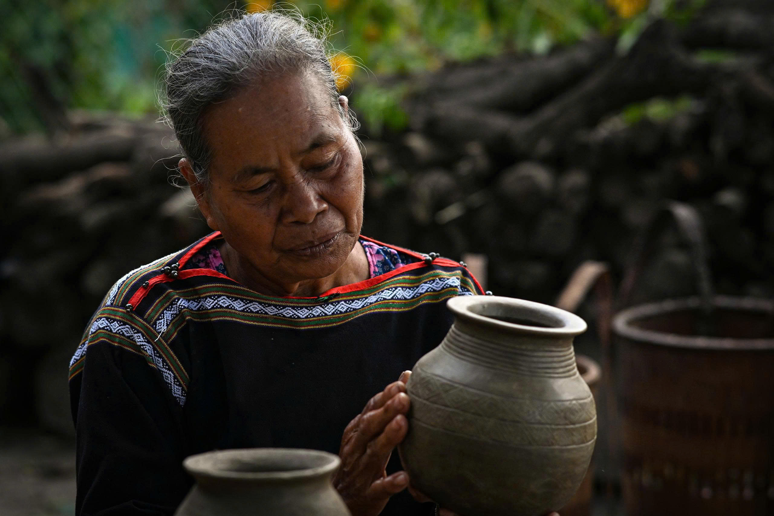 Gốm M'nông Rlăm - Hành trình từ bếp lửa đến bản đồ du lịch- Ảnh 3. Gốm M'nông Rlăm - Hành trình từ bếp lửa đến bản đồ du lịch- Ảnh 3.