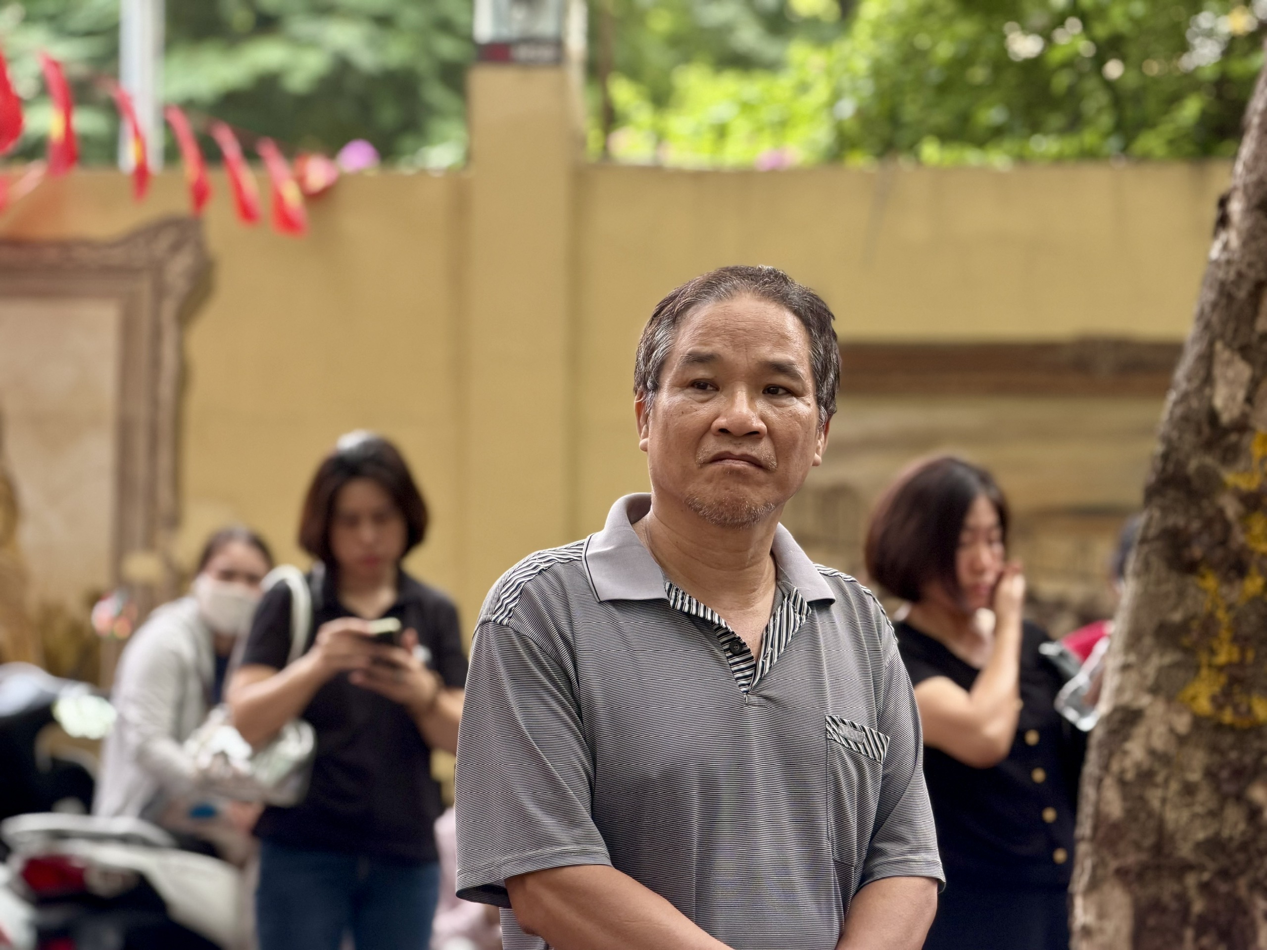 Phụ huynh hồi hộp kỳ thi lớp 10 H&agrave; Nội - Ảnh 4.