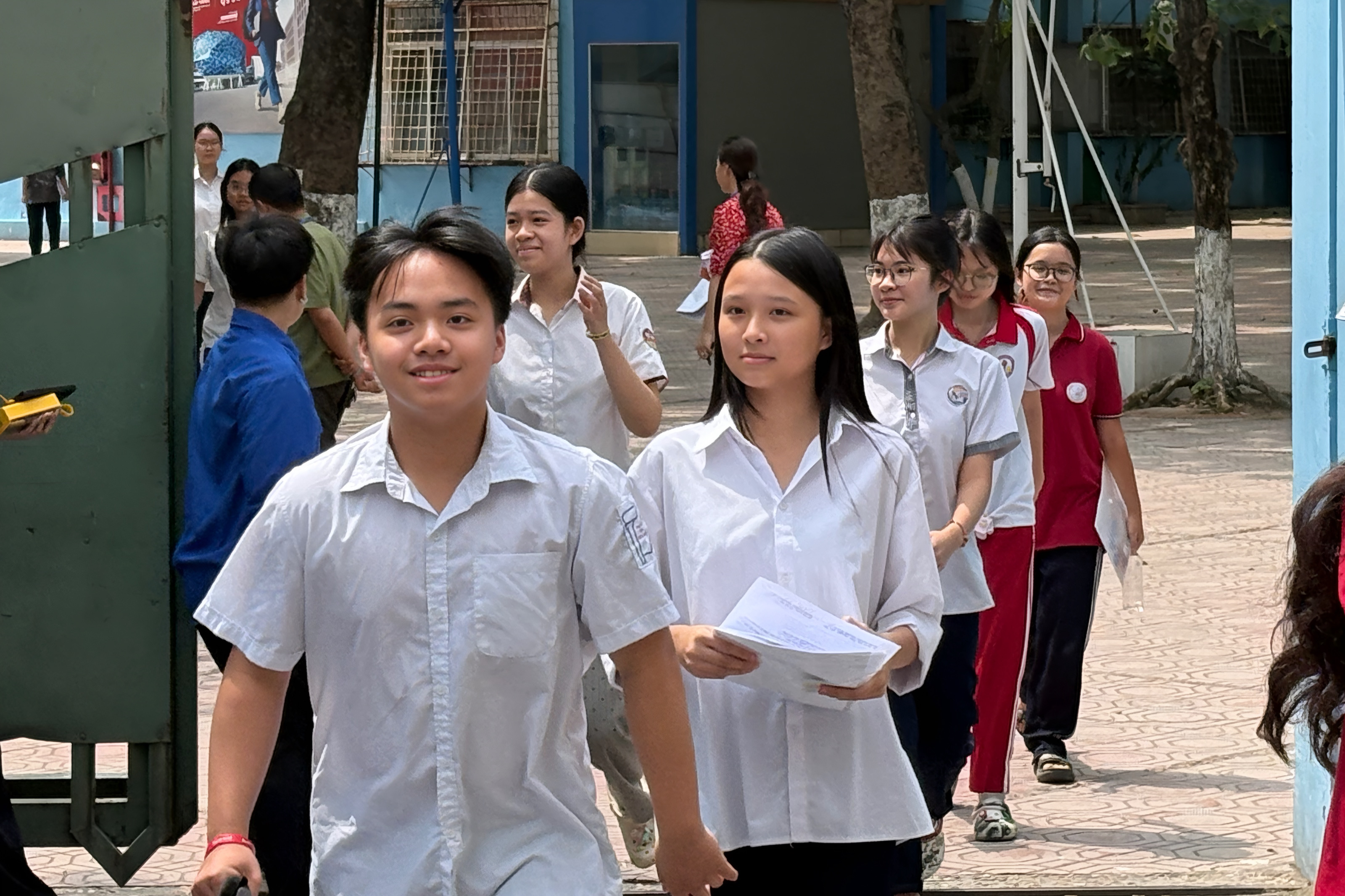 Sĩ tử H&agrave; Nội người cười rạng rỡ, người tiếc nuối sau m&ocirc;n Ngữ văn thi lớp 10 - Ảnh 5.