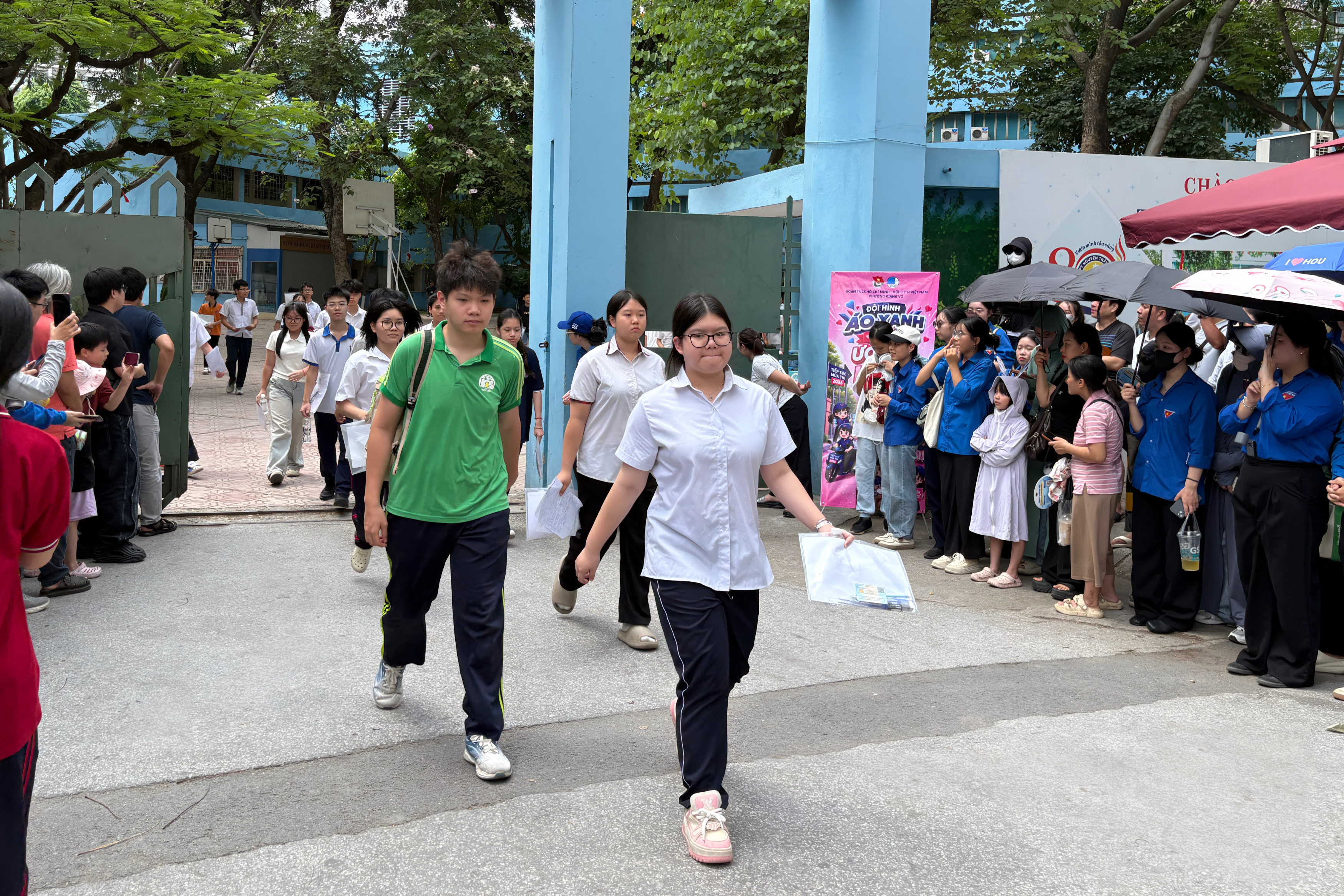 Sĩ tử H&agrave; Nội người cười rạng rỡ, người tiếc nuối sau m&ocirc;n Ngữ văn thi lớp 10 - Ảnh 4.
