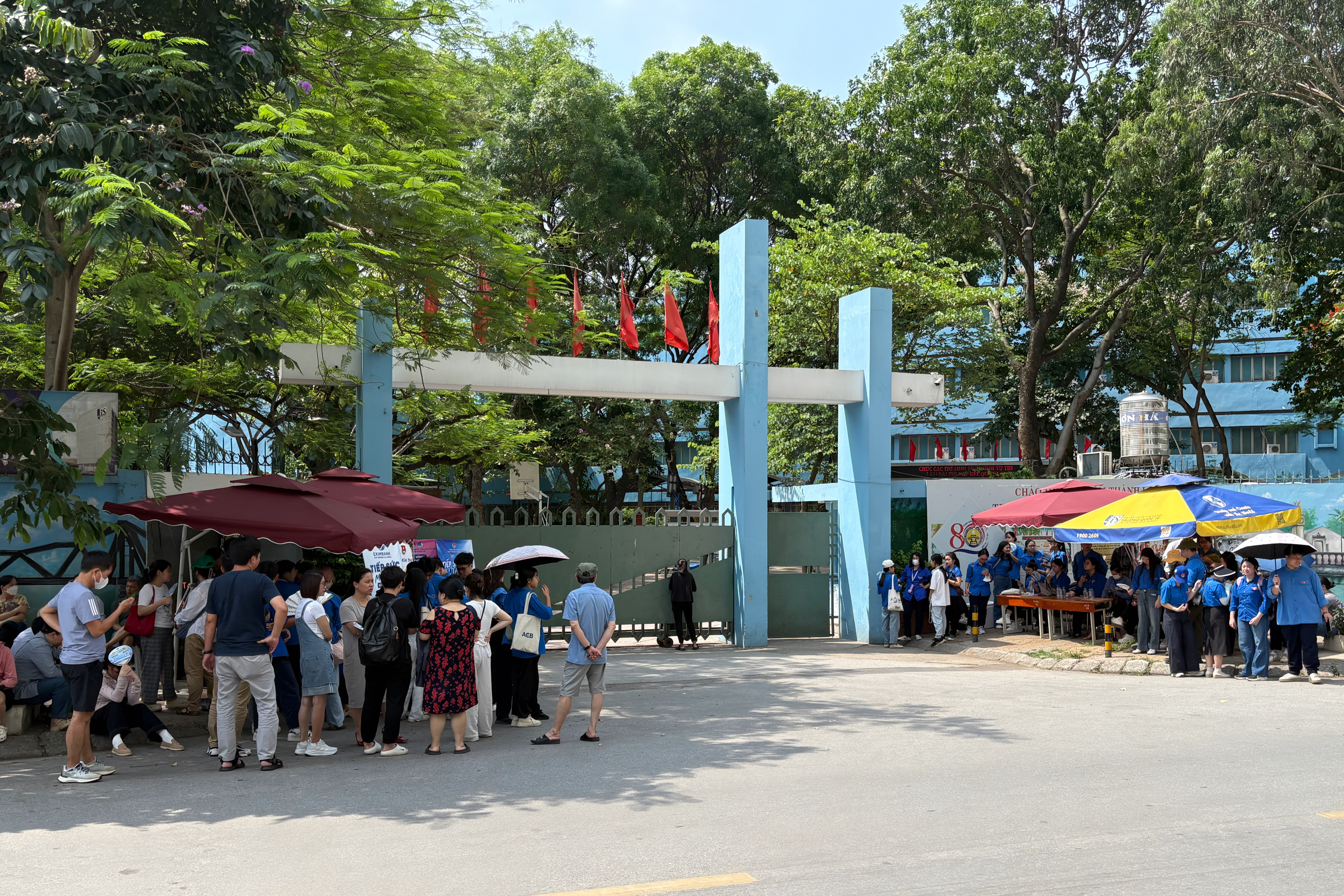 Sĩ tử H&agrave; Nội người cười rạng rỡ, người tiếc nuối sau m&ocirc;n Ngữ văn thi lớp 10 - Ảnh 2.