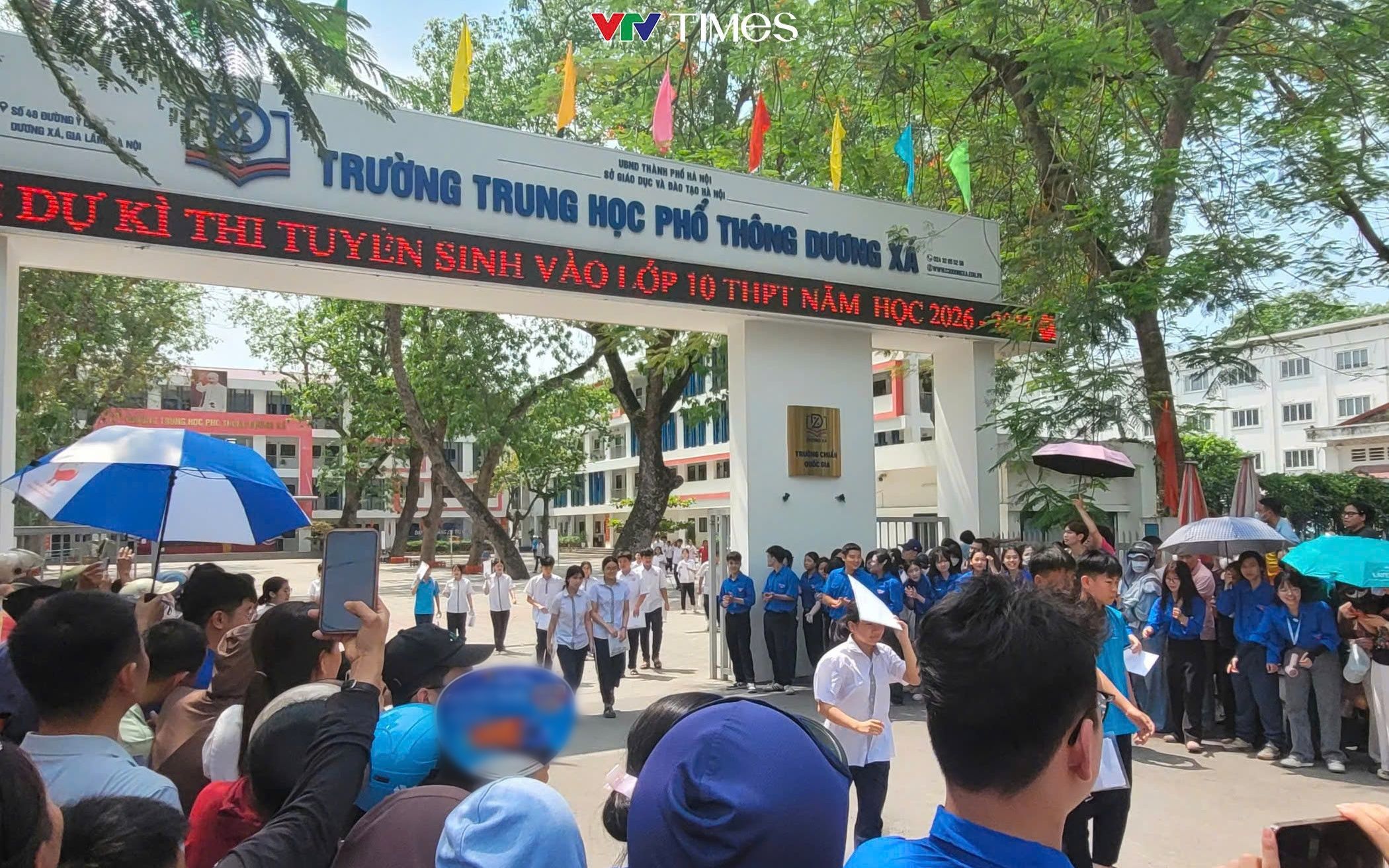 Sĩ tử lớp 10 H&agrave; Nội người cười rạng rỡ, người tiếc nuối sau m&ocirc;n Ngữ văn - Ảnh 10.