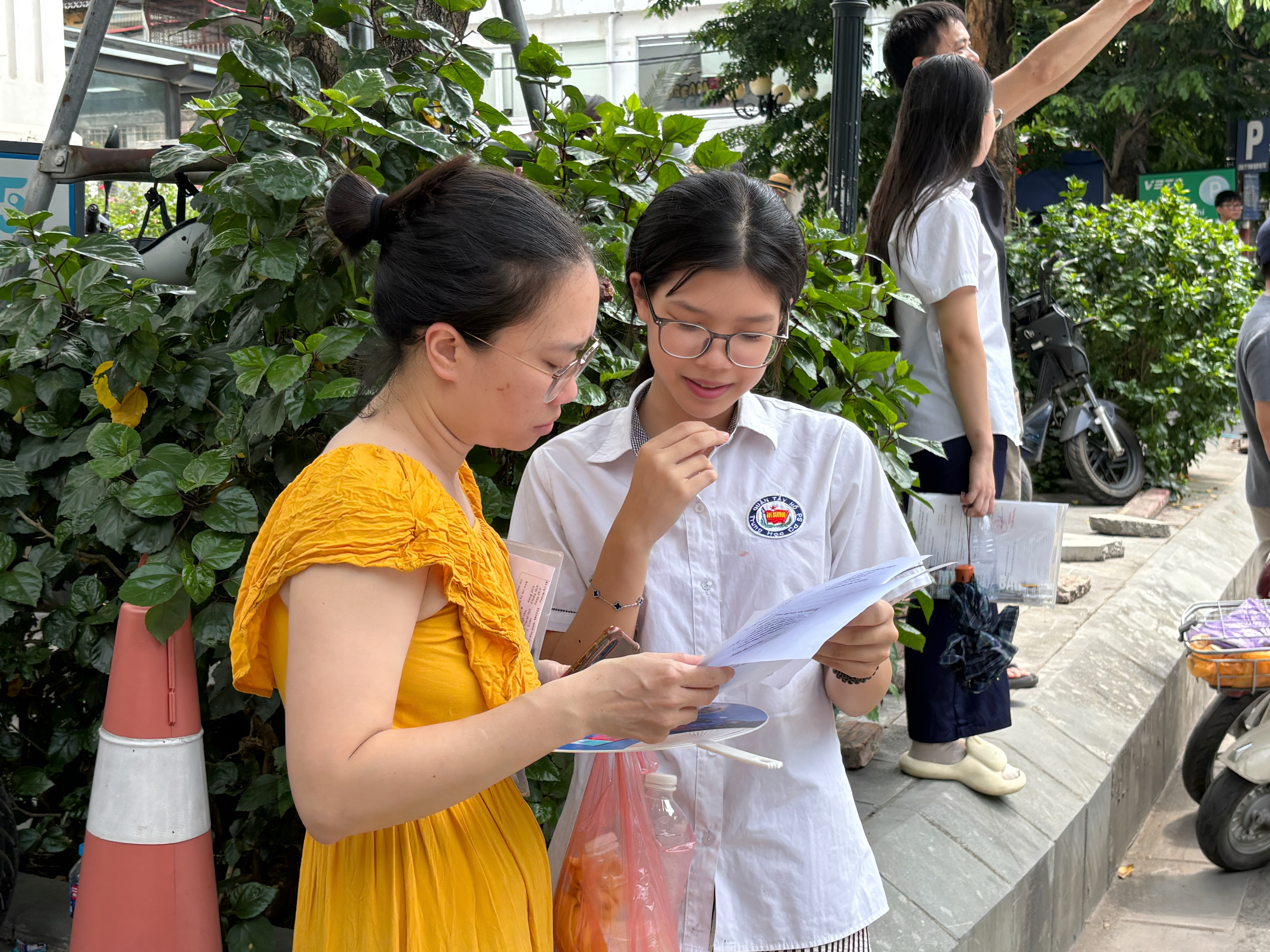 Sĩ tử H&agrave; Nội người cười rạng rỡ, người tiếc nuối sau m&ocirc;n Ngữ văn thi lớp 10 - Ảnh 10.