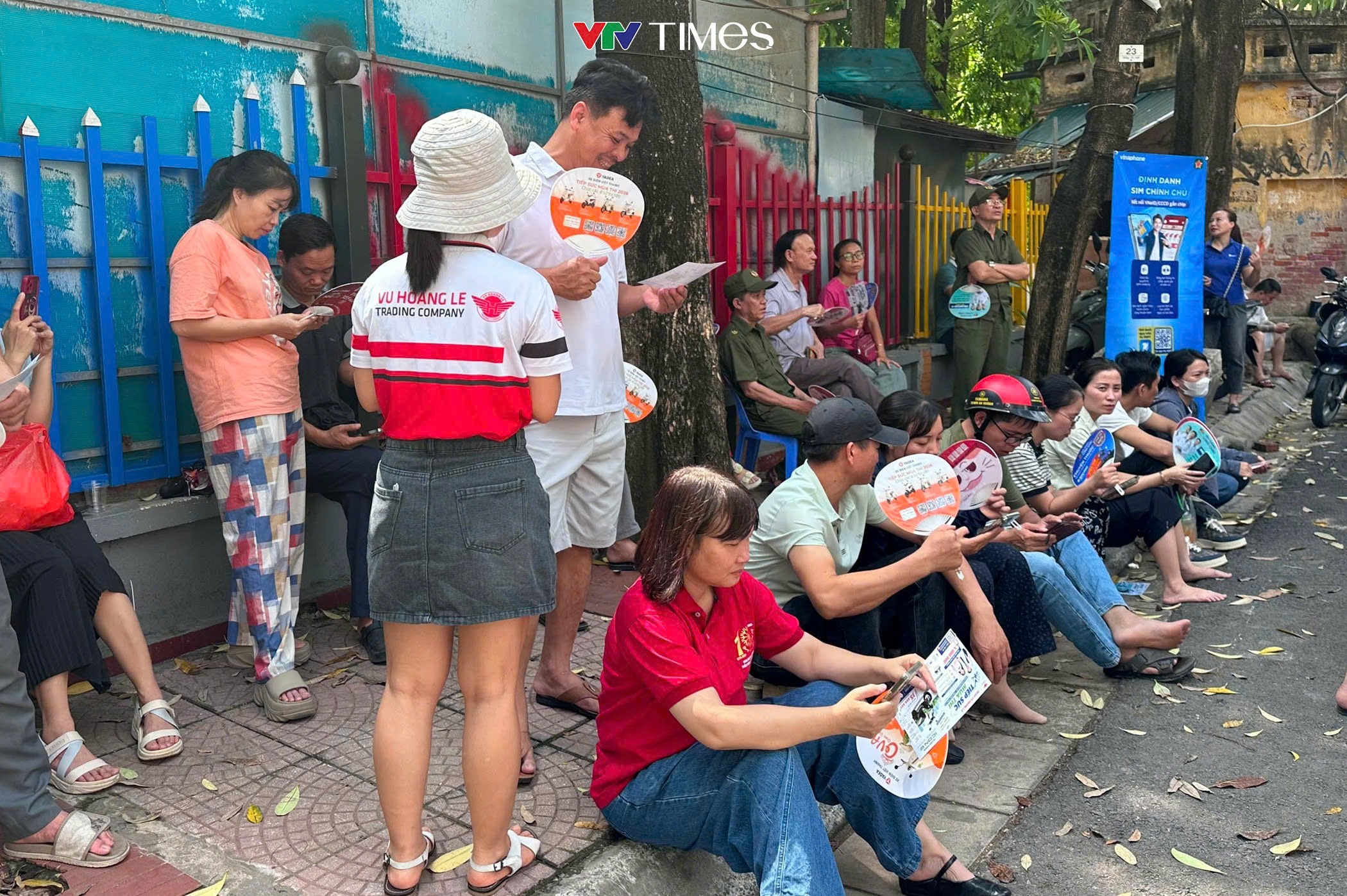 Thí sinh và phụ huynh trút gánh nặng sau bài thi đầu tiên vào lớp 10 - Ảnh 5.