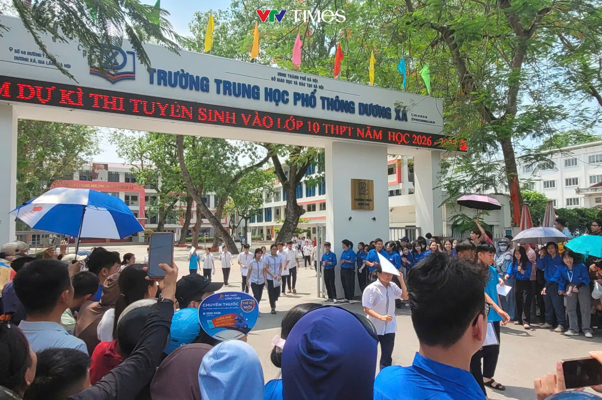 Thí sinh và phụ huynh trút gánh nặng sau bài thi đầu tiên vào lớp 10 - Ảnh 6.