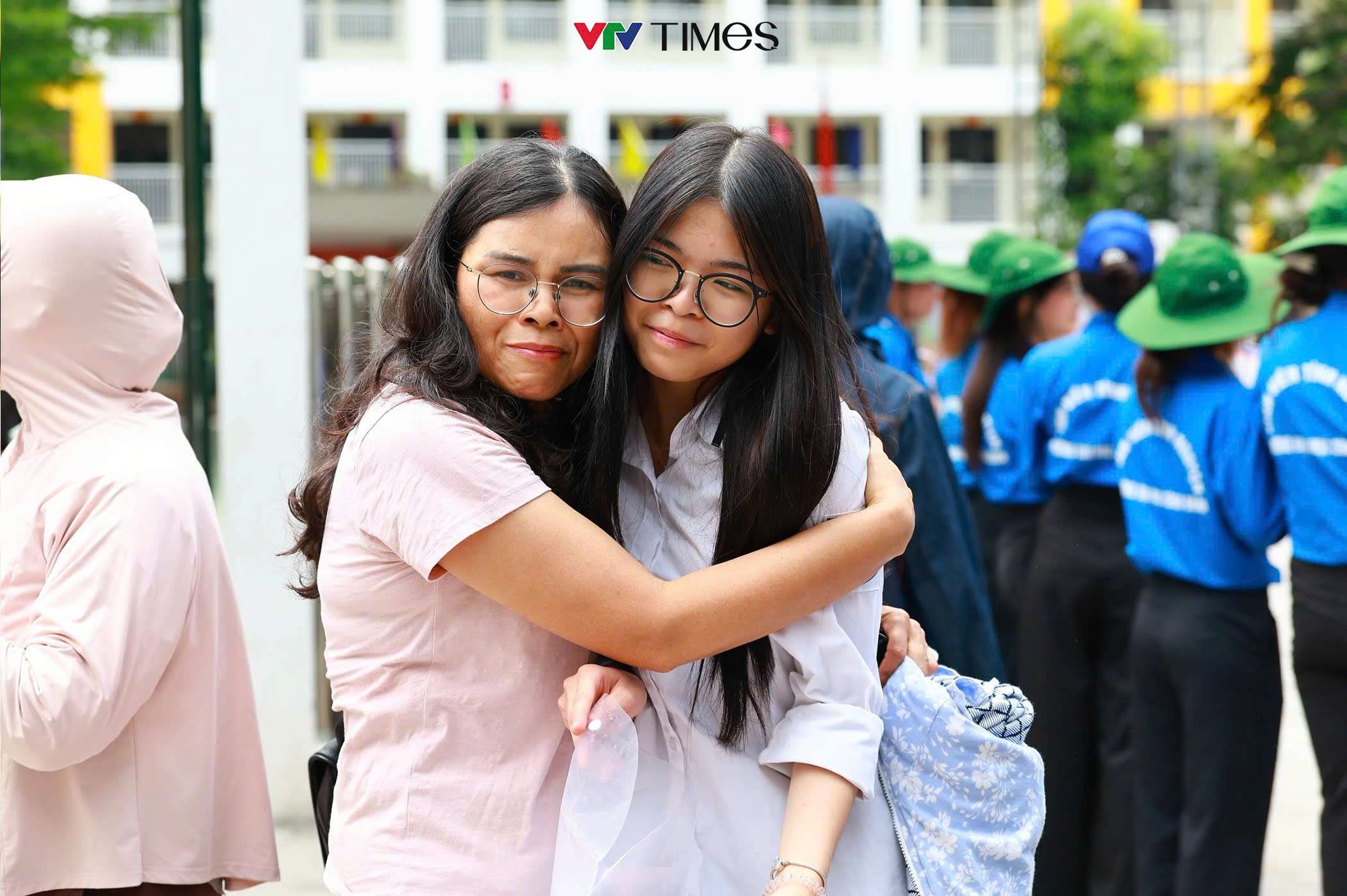 Thí sinh và phụ huynh trút gánh nặng sau bài thi đầu tiên vào lớp 10 - Ảnh 11.