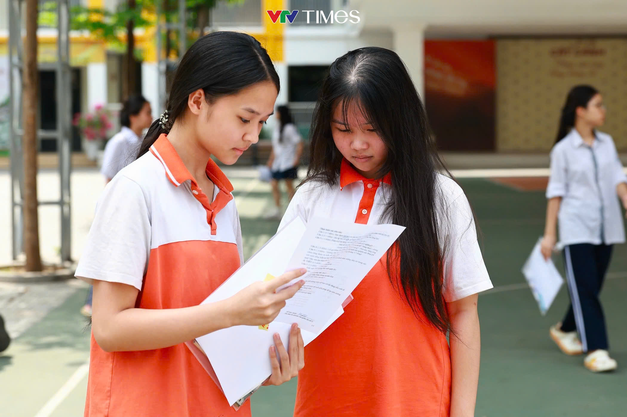 Thí sinh và phụ huynh trút gánh nặng sau bài thi đầu tiên vào lớp 10 - Ảnh 9.