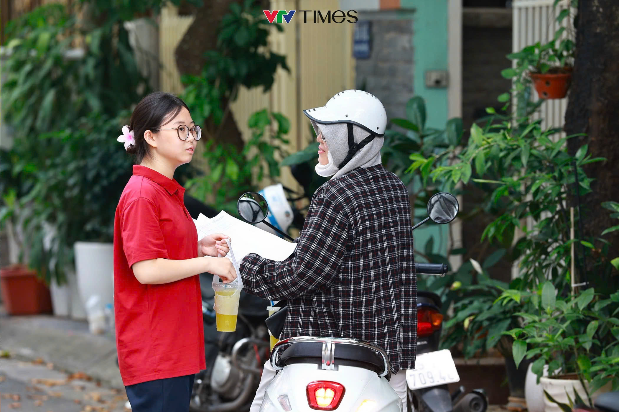 Thí sinh và phụ huynh trút gánh nặng sau bài thi đầu tiên vào lớp 10 - Ảnh 2.