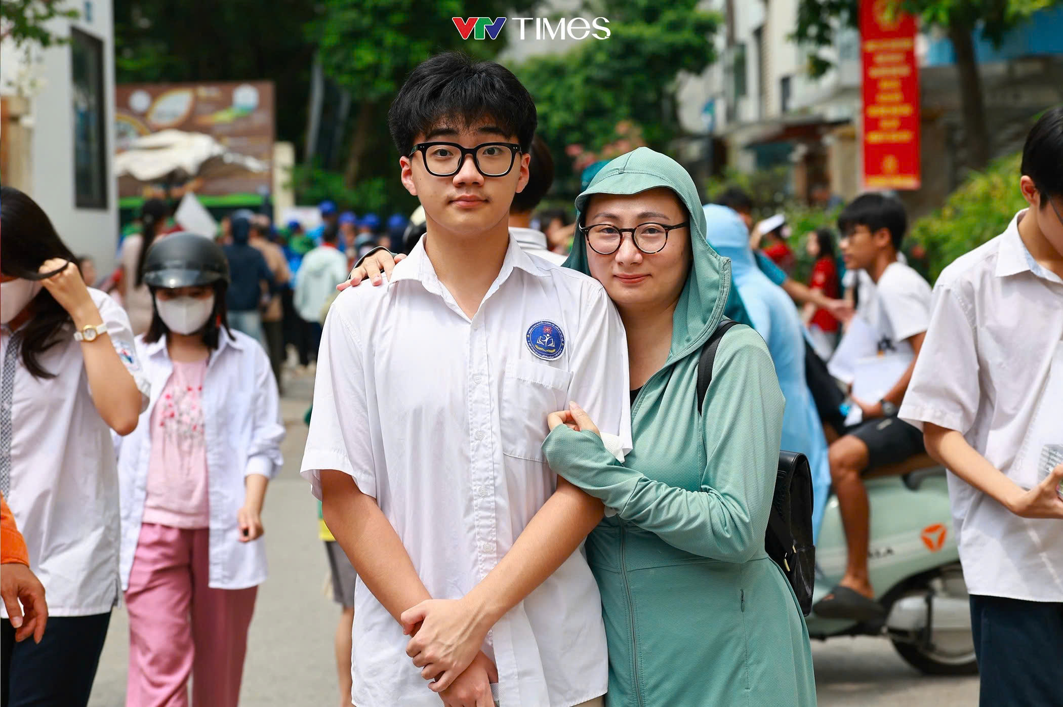 Thí sinh và phụ huynh trút gánh nặng sau bài thi đầu tiên vào lớp 10 - Ảnh 7.