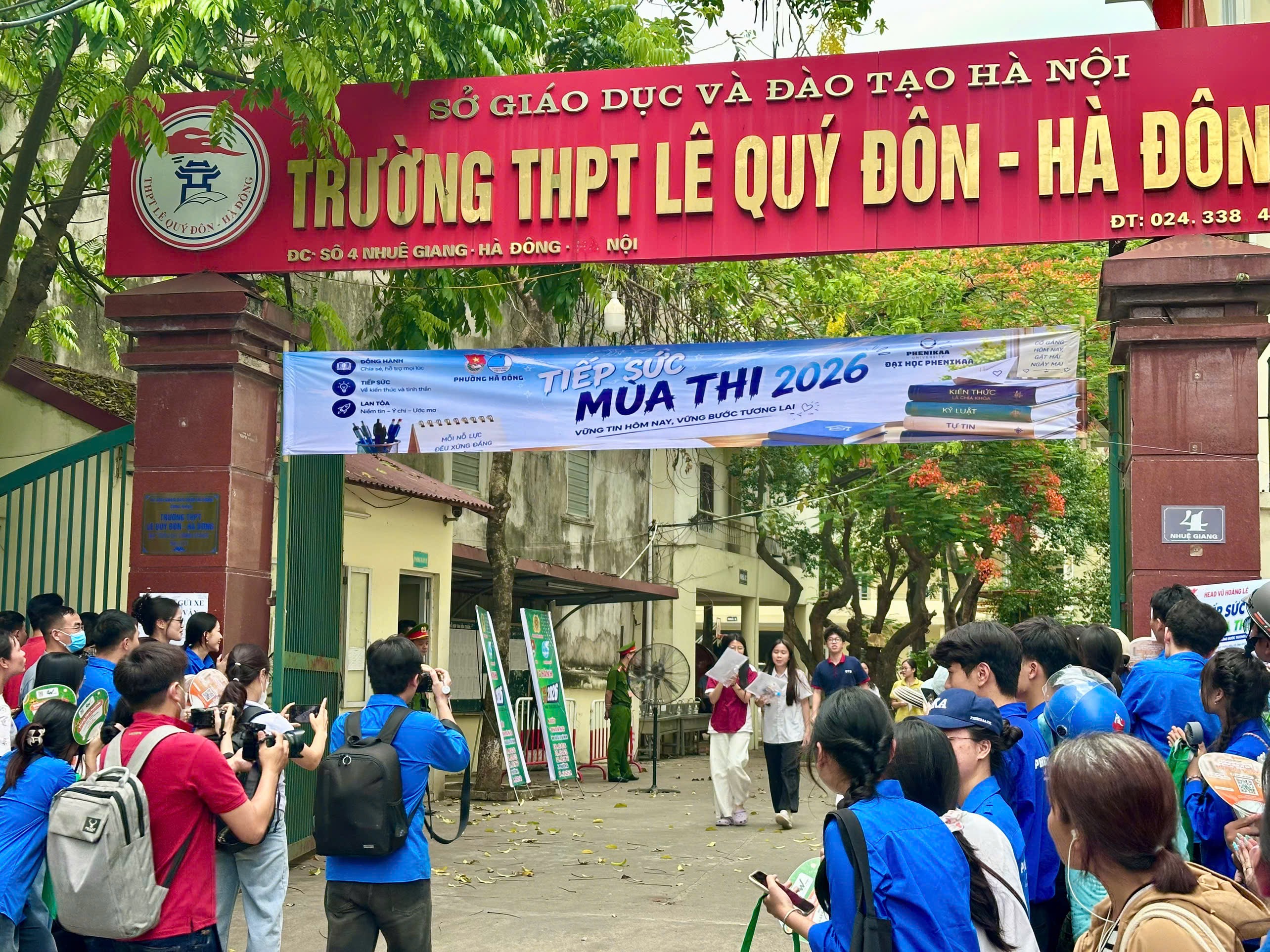 Sĩ tử H&agrave; Nội người cười rạng rỡ, người tiếc nuối sau m&ocirc;n Ngữ văn thi lớp 10 - Ảnh 3.