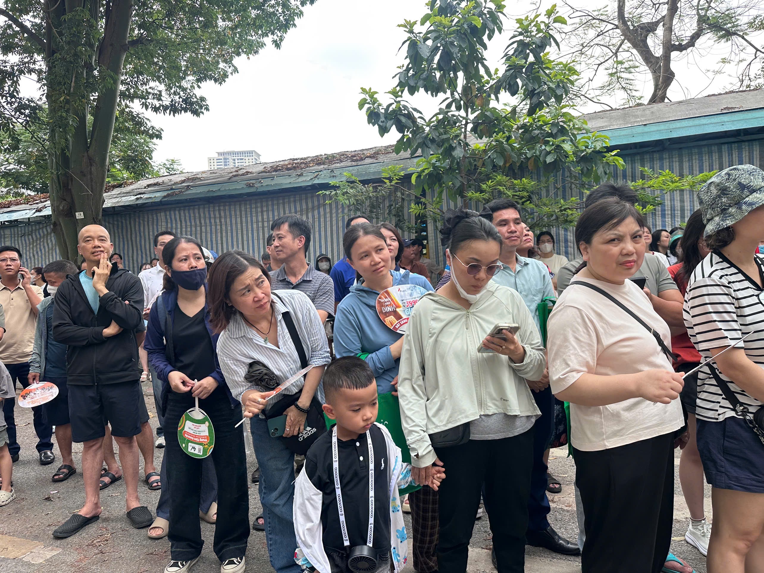Sĩ tử H&agrave; Nội người cười rạng rỡ, người tiếc nuối sau m&ocirc;n Ngữ văn thi lớp 10 - Ảnh 1.