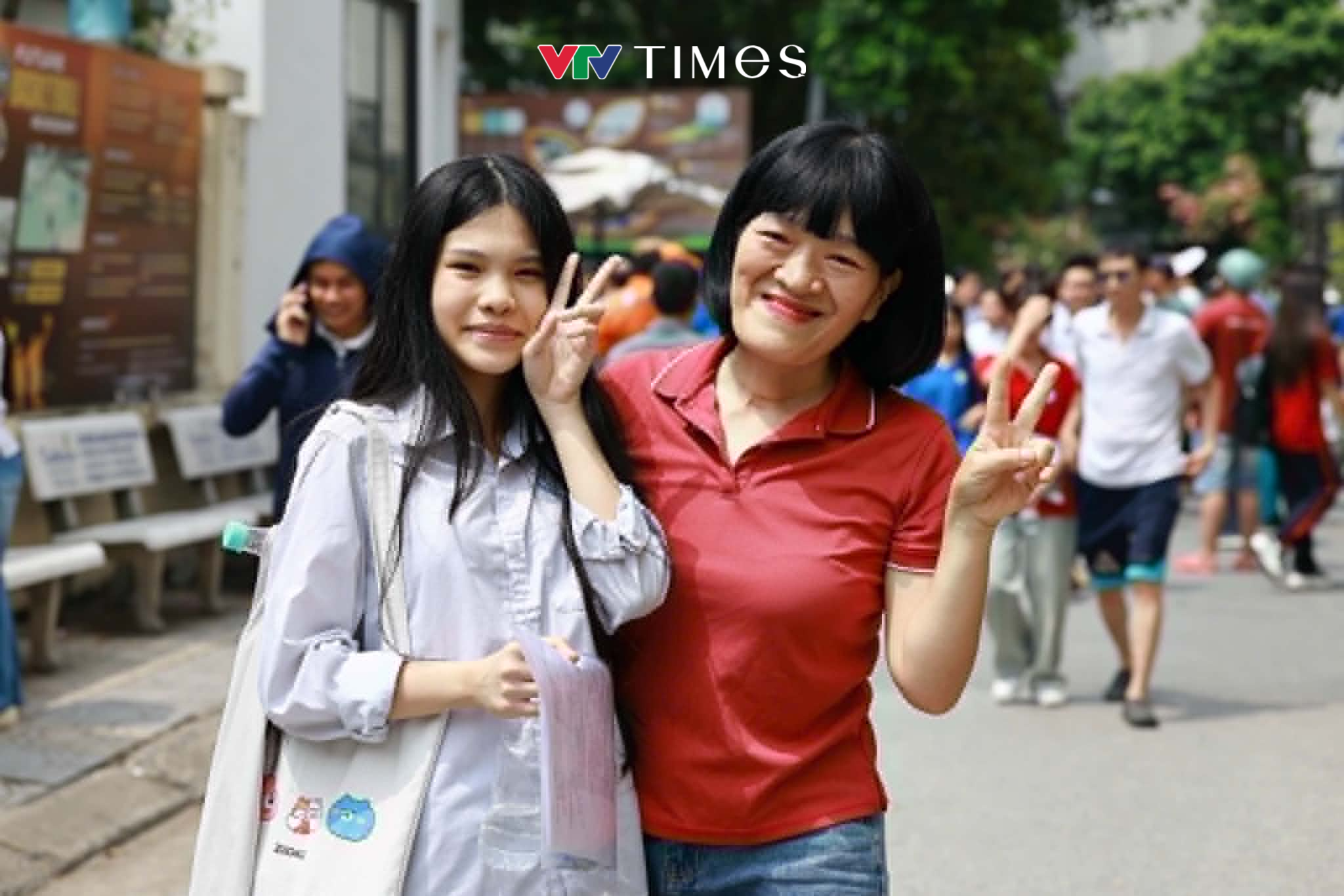 Thí sinh và phụ huynh trút gánh nặng sau bài thi đầu tiên vào lớp 10 - Ảnh 3.