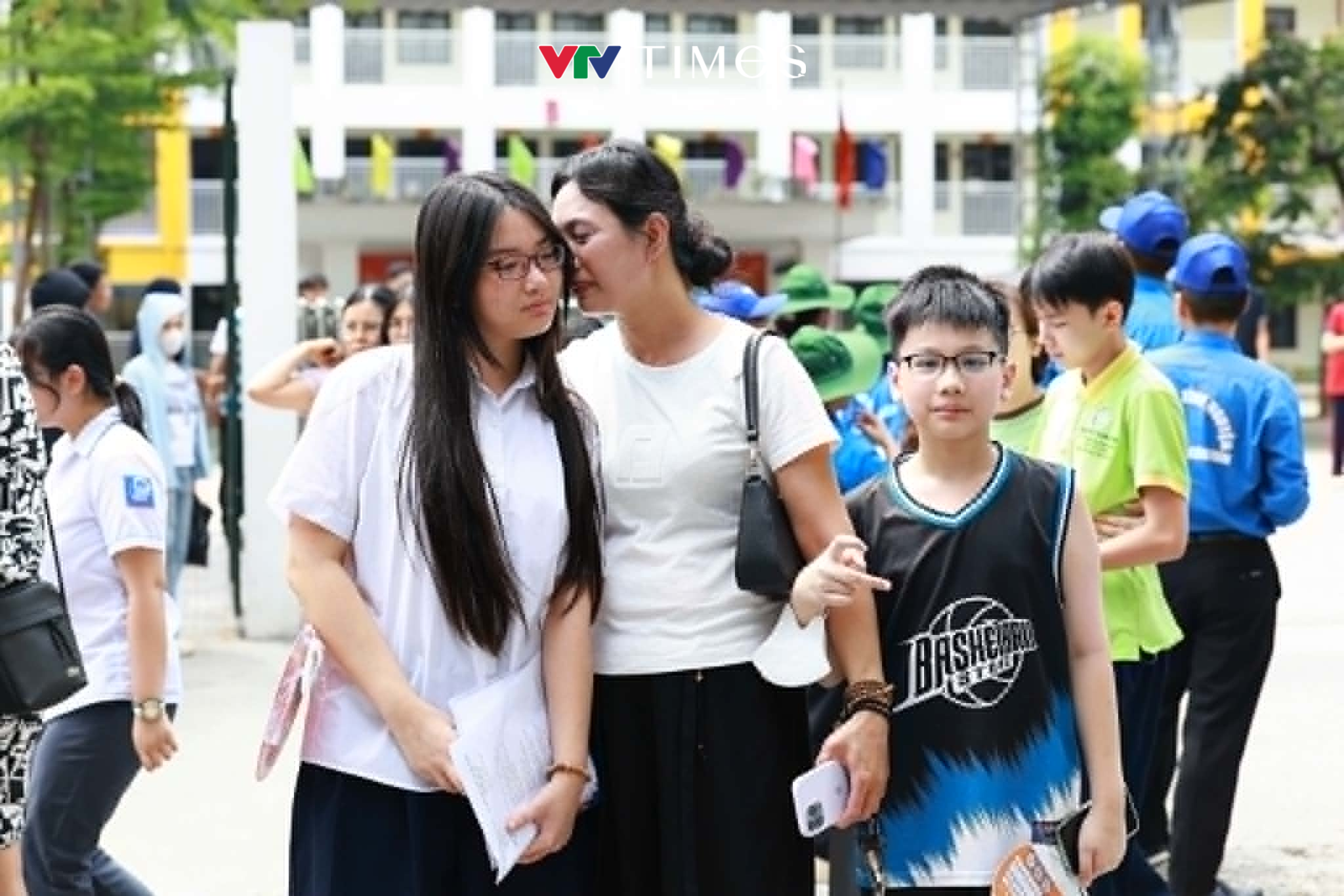 Thí sinh và phụ huynh trút gánh nặng sau bài thi đầu tiên vào lớp 10 - Ảnh 1.