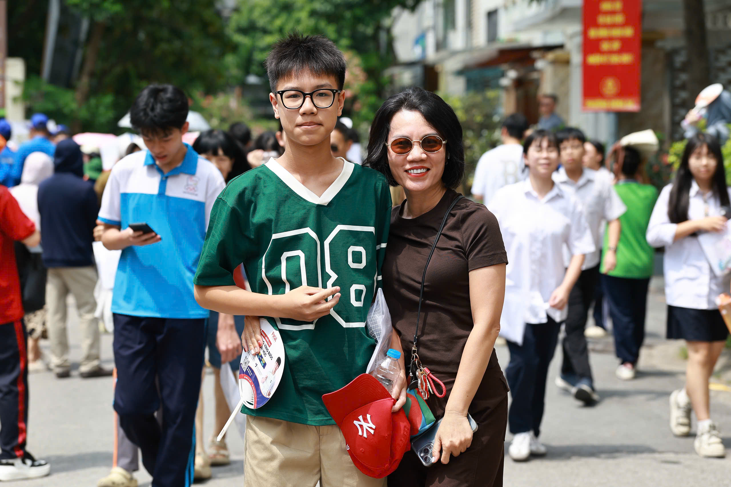Những hình ảnh ấm áp trong ngày đầu thi lớp 10 Hà Nội- Ảnh 6. Những hình ảnh ấm áp trong ngày đầu thi lớp 10 Hà Nội- Ảnh 6.