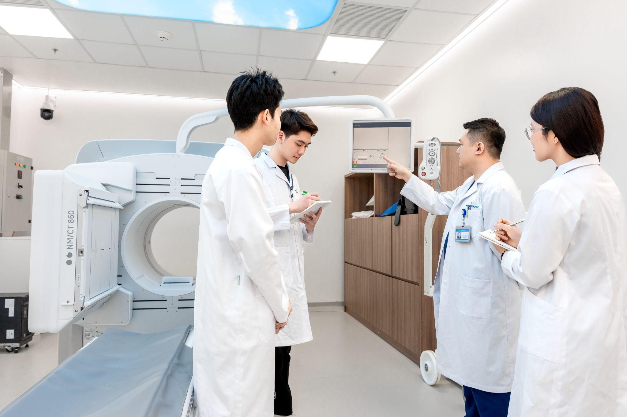 Kh&ocirc;ng chỉ hỏi &ldquo;c&oacute; tuyển sinh kh&ocirc;ng&rdquo;, th&iacute; sinh ng&agrave;nh Y cần nh&igrave;n v&agrave;o nền tảng đ&agrave;o tạo thực chiến- Ảnh 2.