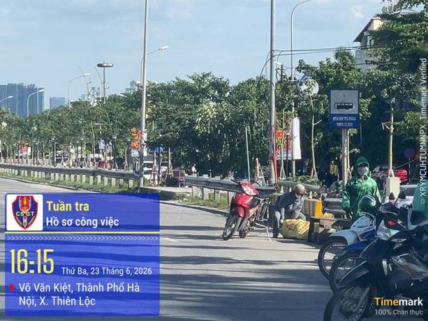Đội CSGT số 15 siết chặt xử lý xe khách dừng đỗ sai quy định trên trục Võ Văn Kiệt - Ảnh 1.