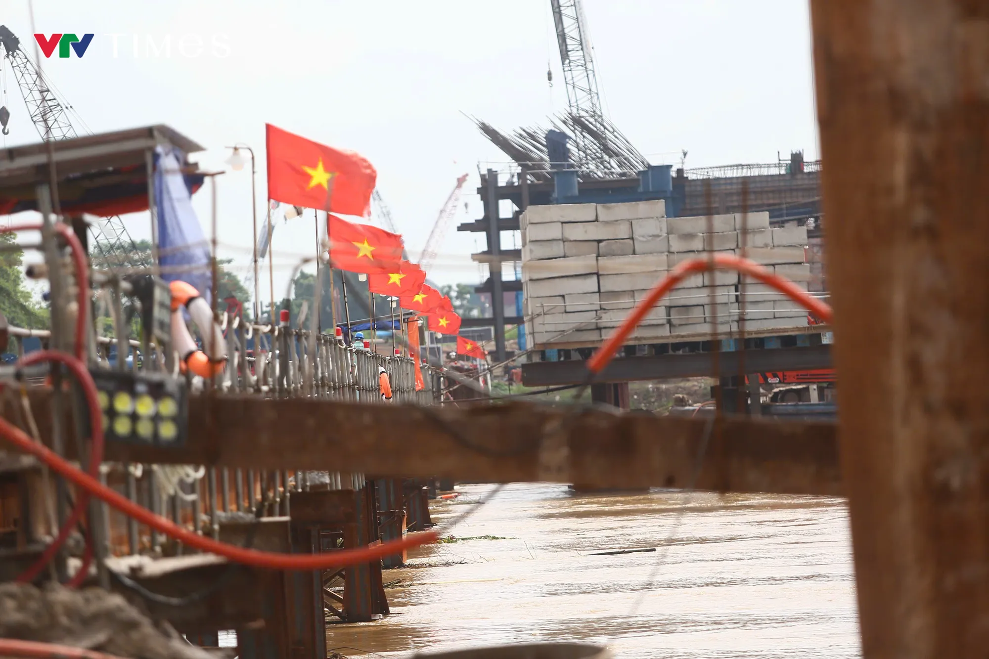 Hà Nội: Siết chặt an toàn đường thủy tại công trường thi công cầu vượt sông - Ảnh 3.