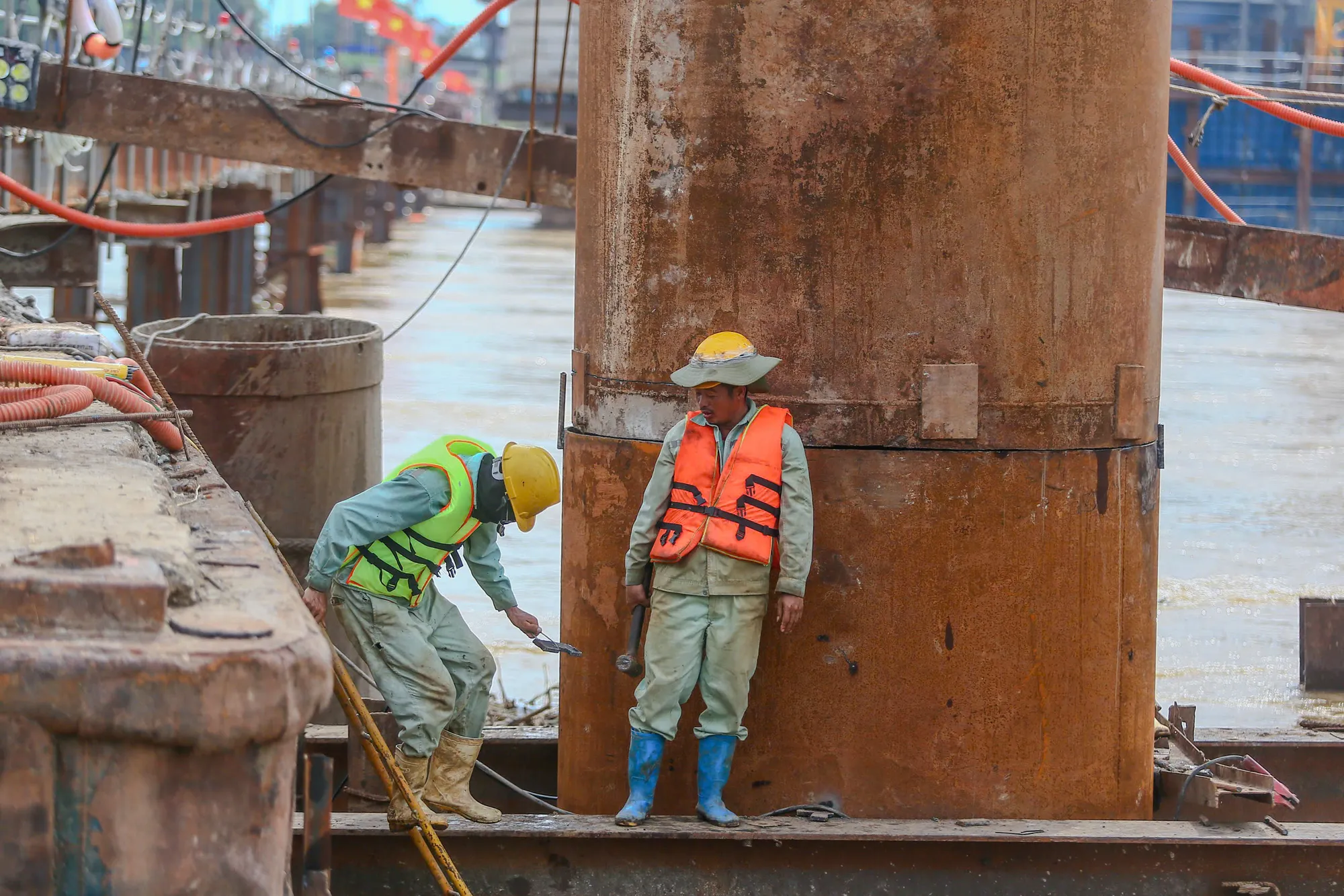 Hà Nội: Siết chặt an toàn đường thủy tại công trường thi công cầu vượt sông - Ảnh 4.