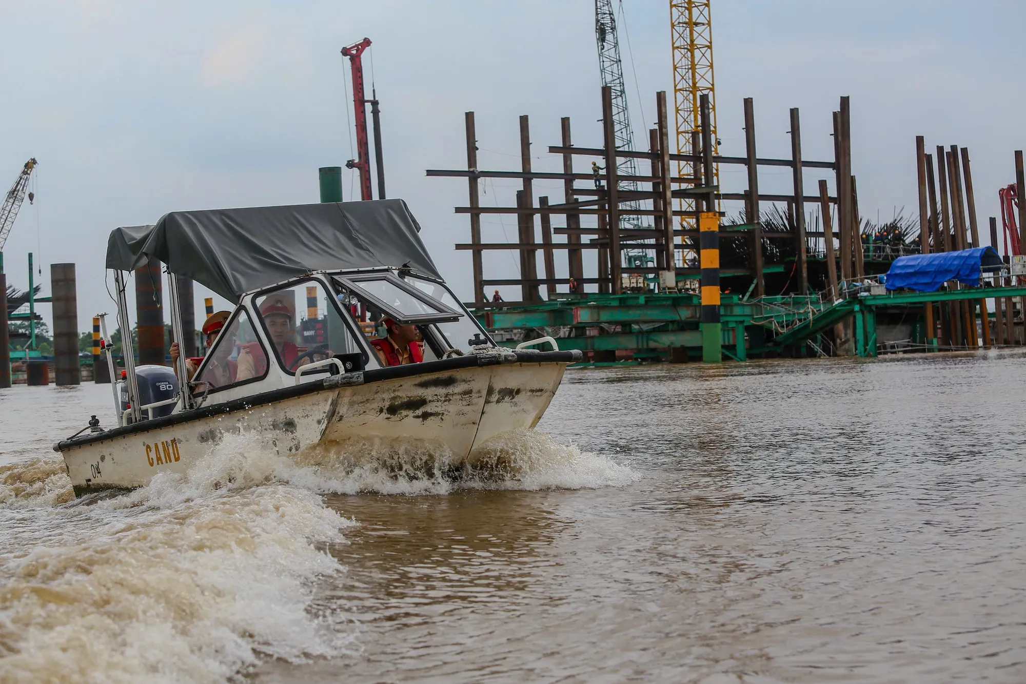 Hà Nội: Siết chặt an toàn đường thủy tại công trường thi công cầu vượt sông - Ảnh 1.