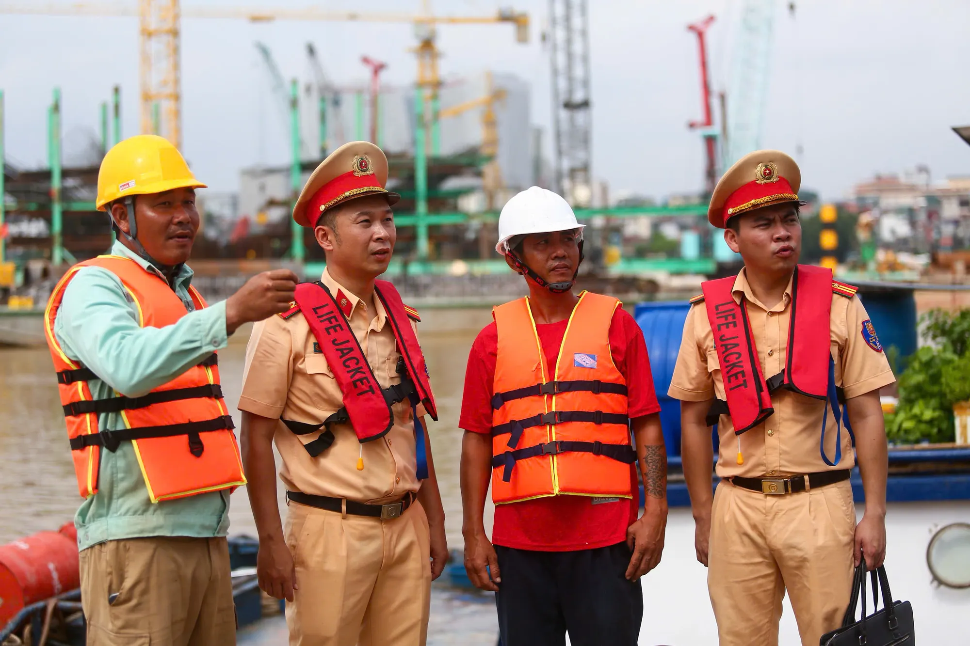 Hà Nội: Siết chặt an toàn đường thủy tại công trường thi công cầu vượt sông - Ảnh 2.