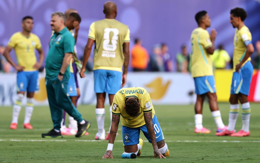 Neymar tuy&ecirc;n bố chấm dứt sự nghiệp thi đấu cho đội tuyển Brazil sau khi bị loại khỏi World Cup - Ảnh 1.