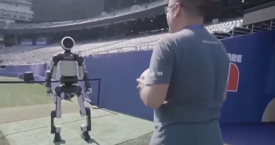 Robot hình người lần đầu tiên giao bóng tại World Cup - Ảnh 1.