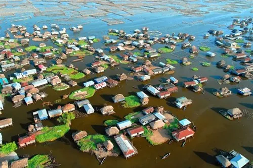 Ngôi làng hơn 20.000 dân không có đường, mọi sinh hoạt đều diễn ra trên mặt nước- Ảnh 1. Ngôi làng hơn 20.000 dân không có đường, mọi sinh hoạt đều diễn ra trên mặt nước- Ảnh 1.