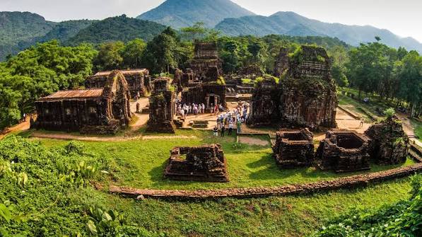 Tour kh&aacute;m ph&aacute; kiến tr&uacute;c cổ xưa qua c&aacute;c triều đại- Ảnh 4.