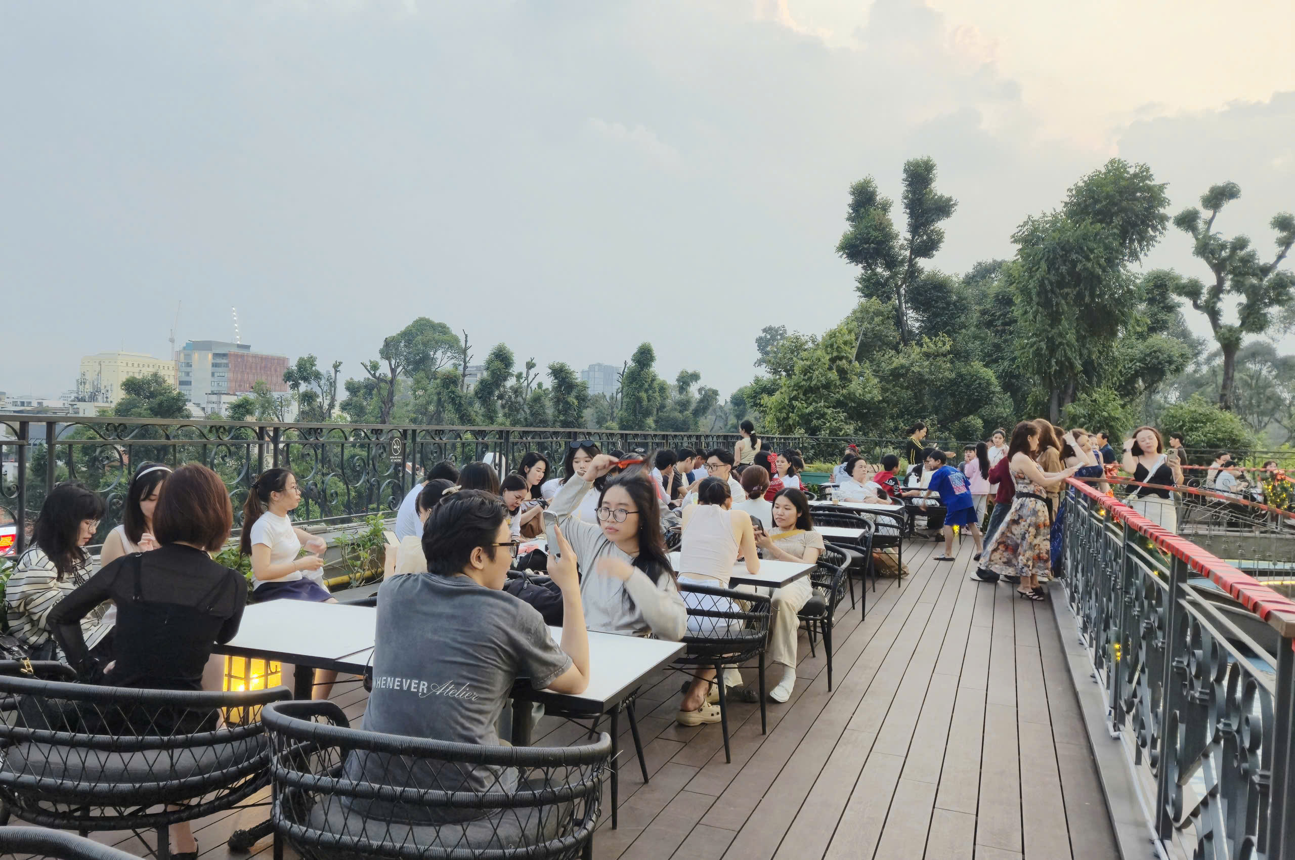 Du lịch bứt phá nửa đầu năm, thành động lực tăng trưởng kinh tế của TP Hồ Chí Minh - Ảnh 2.